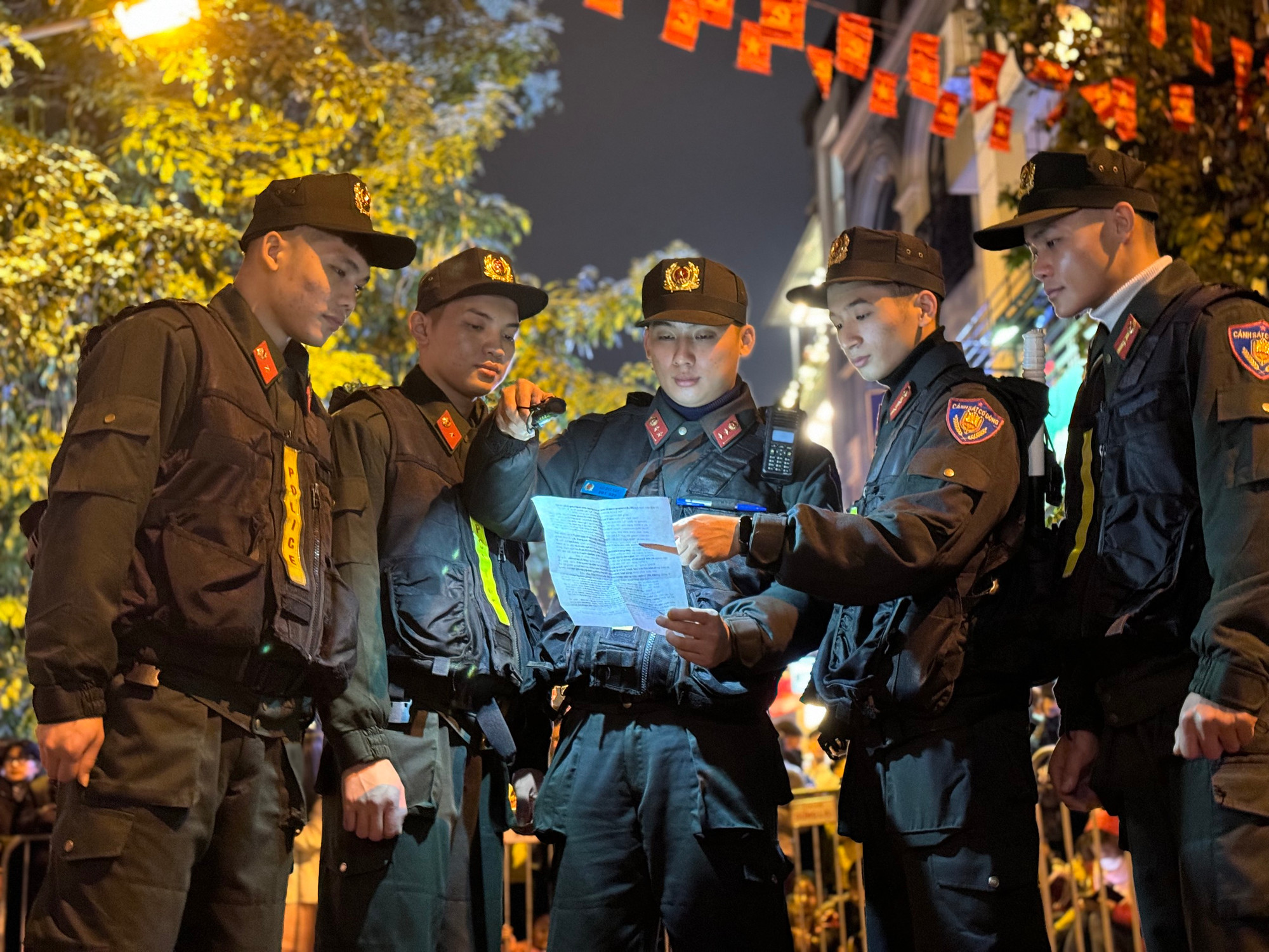 Các chiến sĩ cảnh sát cơ động cũng có mặt, sẵn sàng phương án triển khai để bảo đảm cho nhân dân vui xuân, đón Tết an toàn. Các chiến sĩ cảnh sát cơ động cũng có mặt, sẵn sàng phương án triển khai để bảo đảm cho nhân dân vui xuân, đón Tết an toàn.