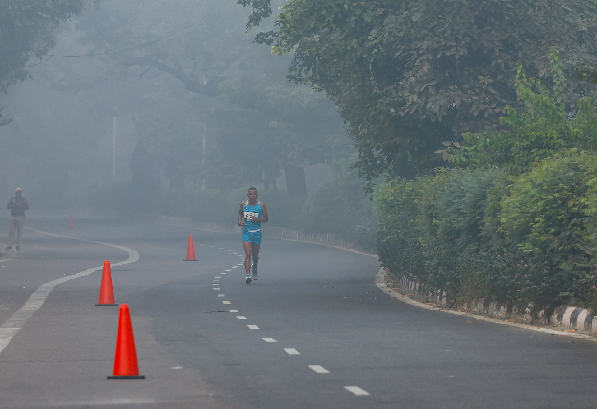 Lý giải cho hiện tượng sương mù gây giảm tầm nhìn, giới chức Ấn Độ cho biết, bên cạnh ô nhiễm, một trong những nguyên nhân chính là do điều kiện thời tiết không thuận lợi. Cụ thể, độ ẩm cao đã góp phần hình thành sương mù; trong khi tốc độ gió lại ở mức thấp. Cộng với nhiệt độ thấp (hiện chỉ dao động quanh mức 16-17 độ C) khiến cho tình trạng mù mịt càng trở nên nghiêm trọng.