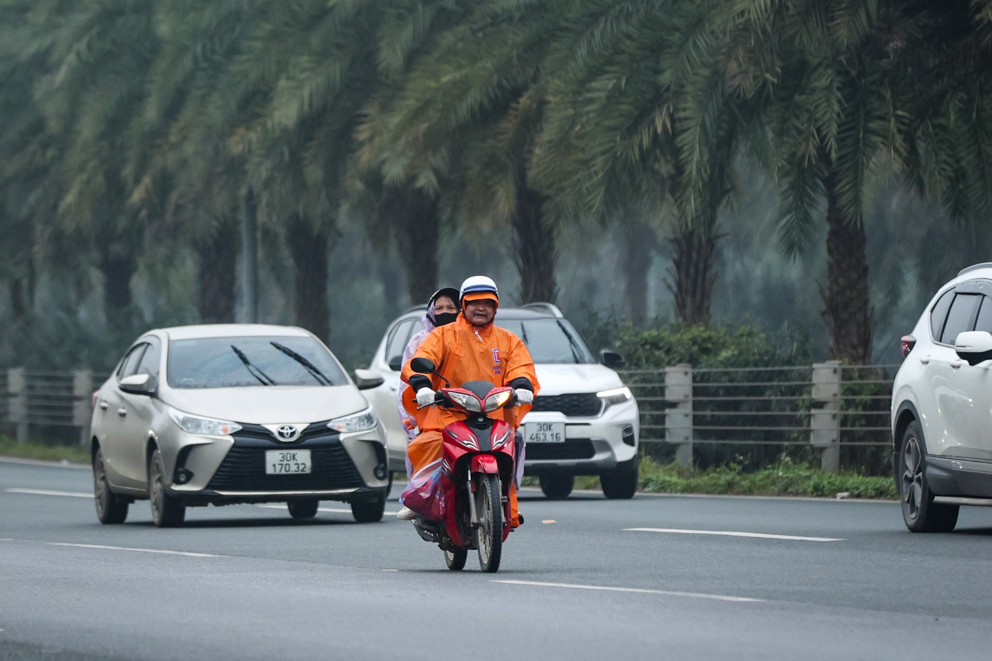 [Ảnh] Hàng loạt xe máy ngang nhiên đi vào Đại lộ Thăng Long ảnh 6