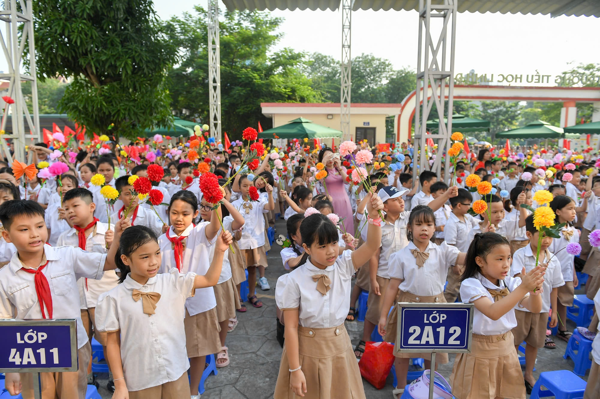 Lễ khai giảng diễn ra trong khi khí vui tươi nhưng không kém phần trang trọng.