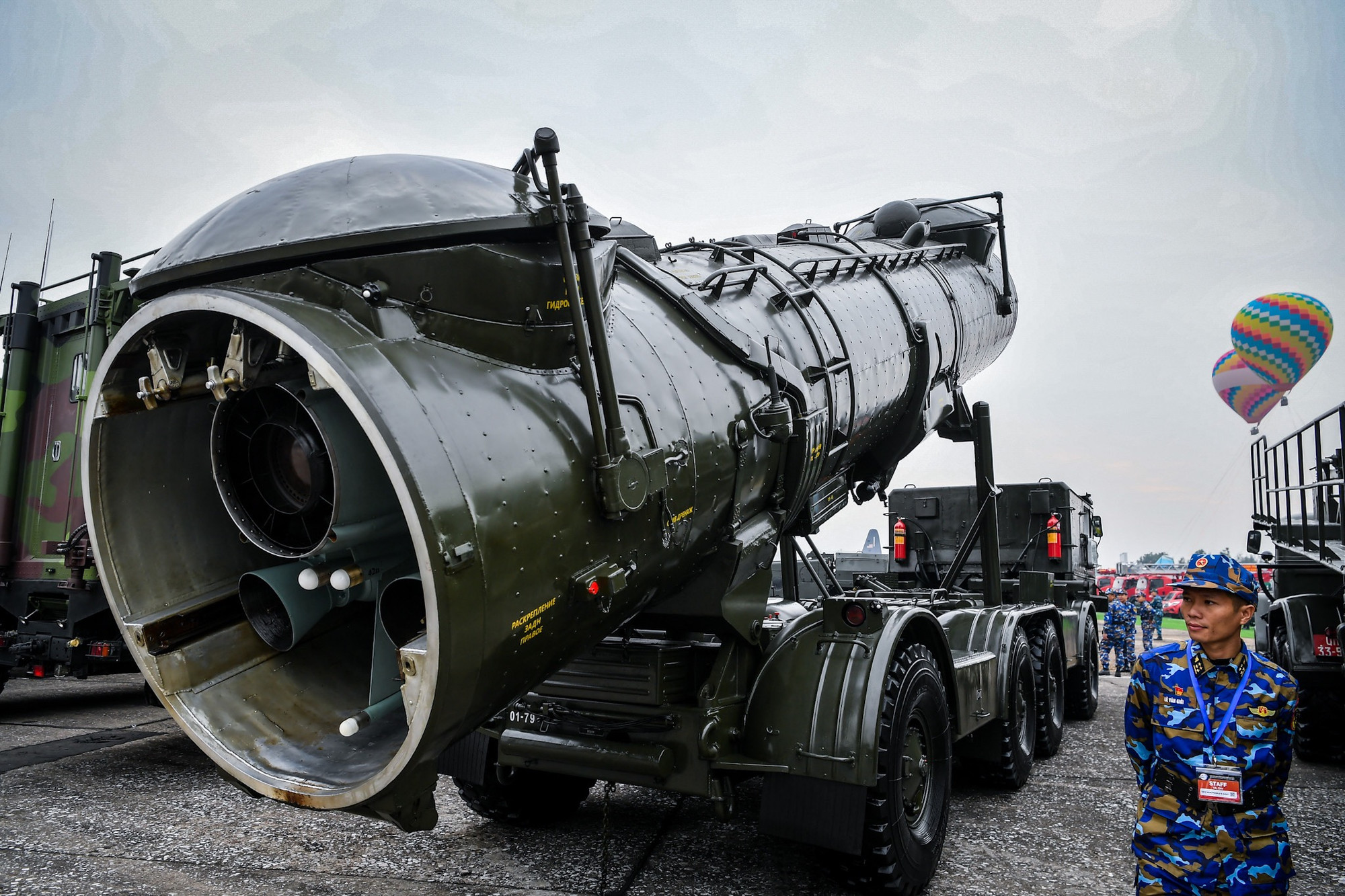 Điểm ưu việt của tổ hợp này là hệ thống đài điều khiển mặt đất СКАЛА-Э có thể dẫn cùng một lúc 4 tên lửa vào 4 mục tiêu.