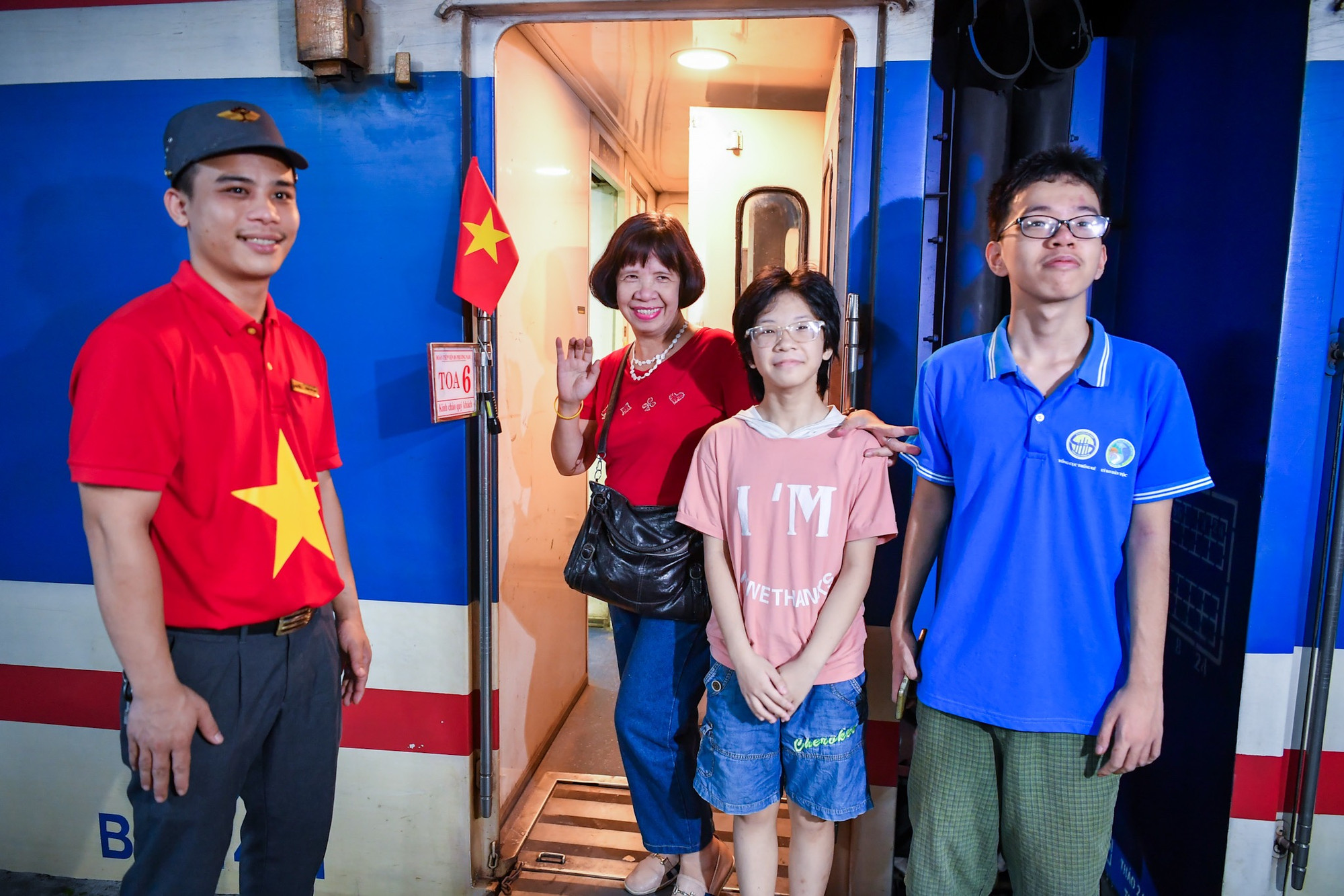 Tất cả hành khách đều tỏ ra vô cùng bất ngờ và hào hứng với chuyến tàu đặc biệt dịp Quốc khánh. Tất cả hành khách đều tỏ ra vô cùng bất ngờ và hào hứng với chuyến tàu đặc biệt dịp Quốc khánh.