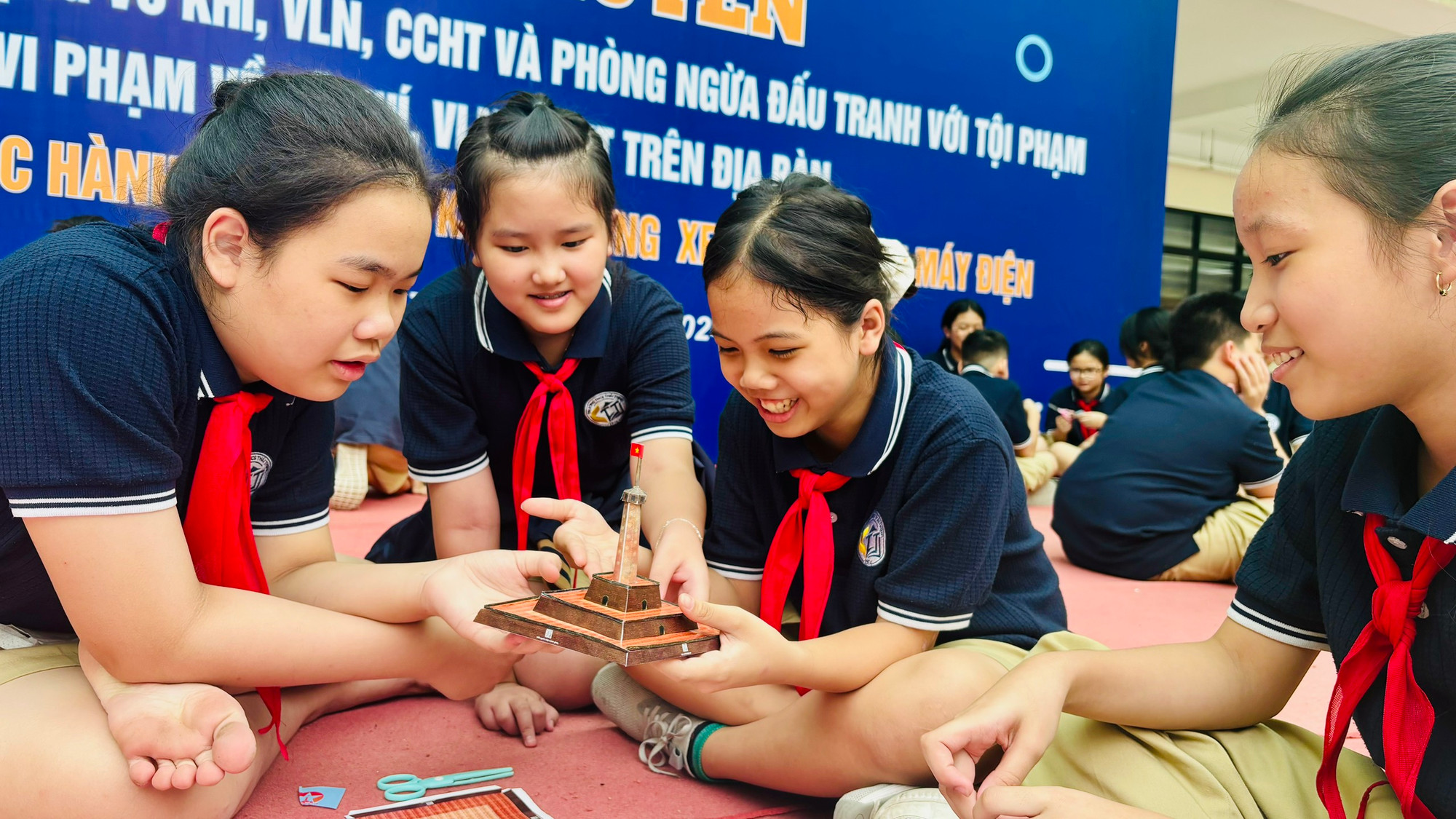 Niềm vui khi Cột cờ Hà Nội thành hình từ từ phụ san nhỏ.