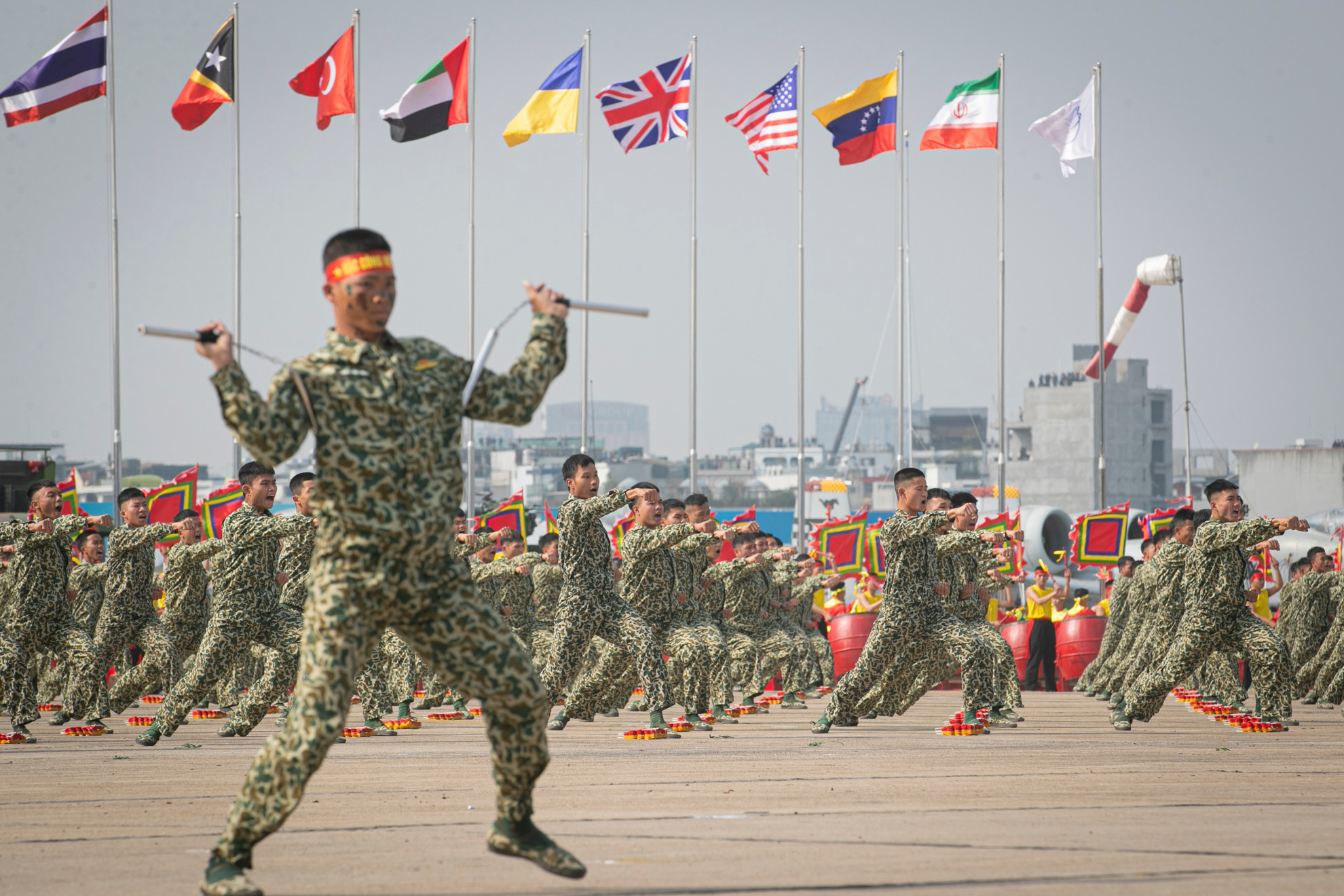 Trong khuôn khổ Lễ khai mạc Triển lãm Quốc phòng quốc tế Việt Nam 2024, chương trình nghệ thuật lễ khai mạc triển lãm có chủ đề "Việt Nam - Hòa bình, hợp tác, cùng phát triển" với 2.000 cán bộ, chiến sĩ Quân đội nhân dân Việt Nam biểu diễn đã gây ấn tượng mạnh với khán giả và các vị đại biểu. Trong khuôn khổ Lễ khai mạc Triển lãm Quốc phòng quốc tế Việt Nam 2024, chương trình nghệ thuật lễ khai mạc triển lãm có chủ đề "Việt Nam - Hòa bình, hợp tác, cùng phát triển" với 2.000 cán bộ, chiến sĩ Quân đội nhân dân Việt Nam biểu diễn đã gây ấn tượng mạnh với khán giả và các vị đại biểu.