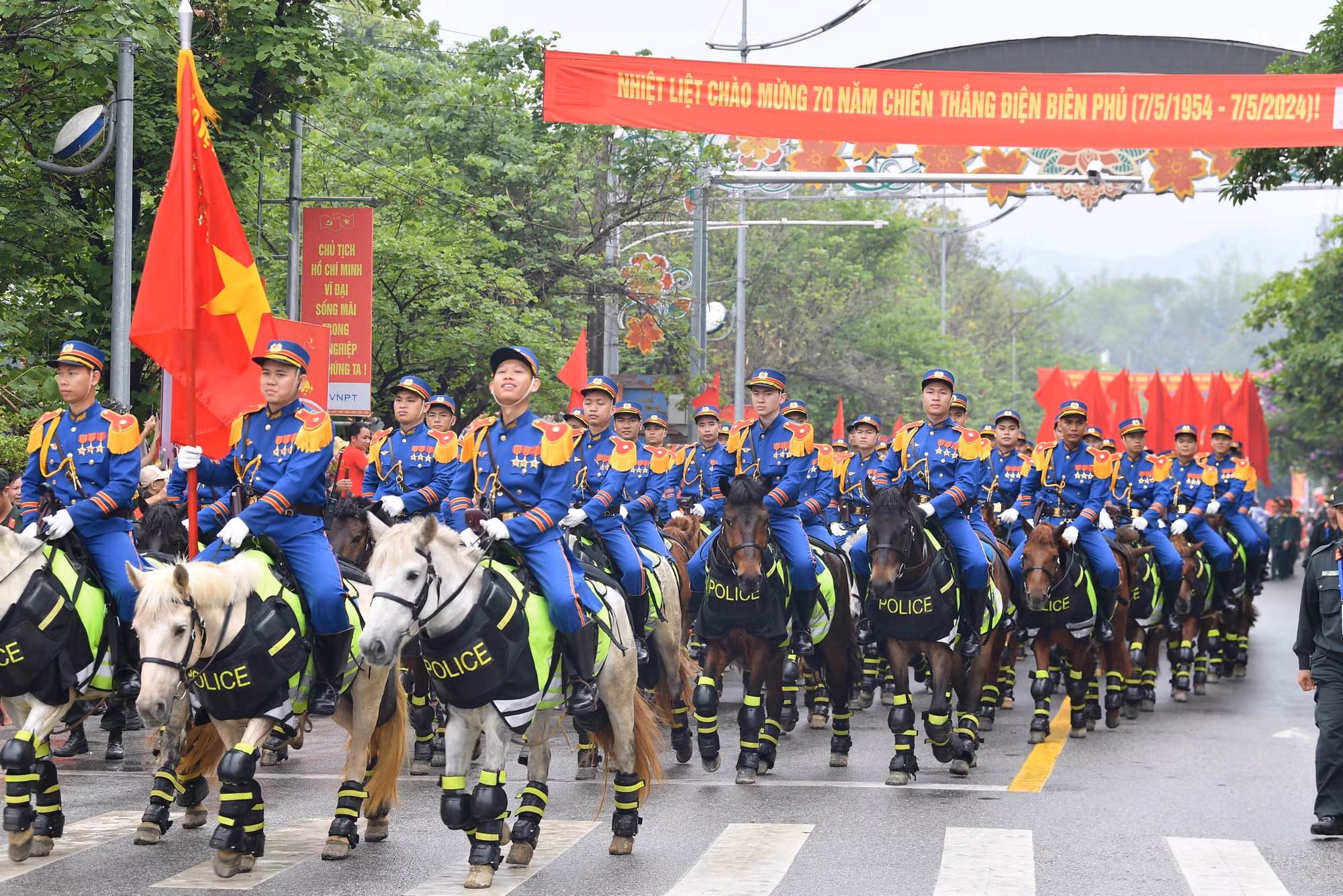 Sự xuất hiện của khối Cảnh sát cơ động kỵ binh cũng nhận được sự chờ đón của người dân.