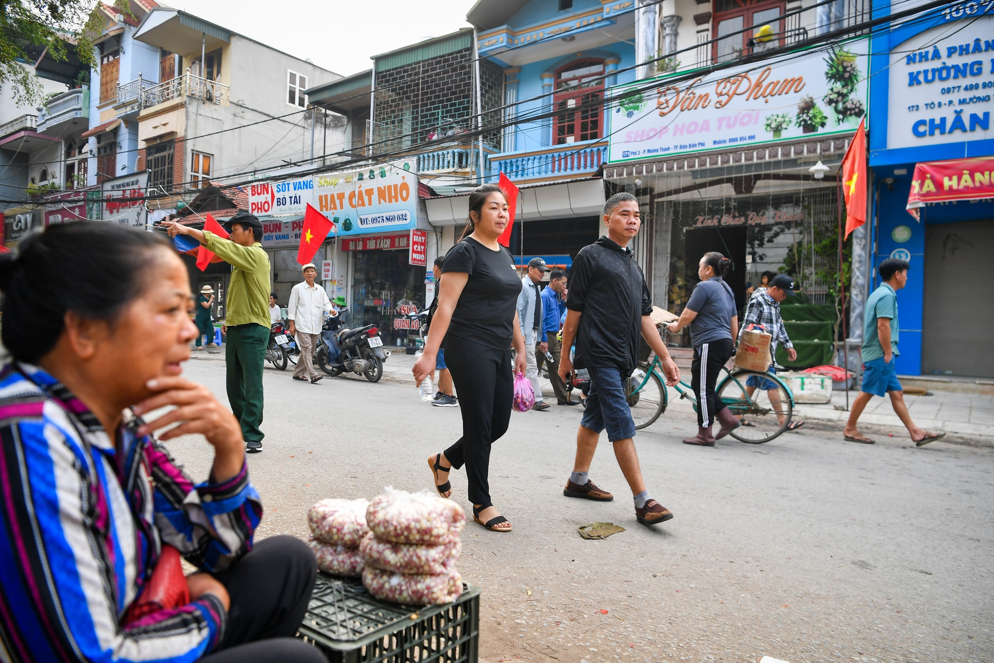 Các tuyến phố chung quanh khu vực diễu binh đều trở nên nhộn nhịp từ sáng sớm.