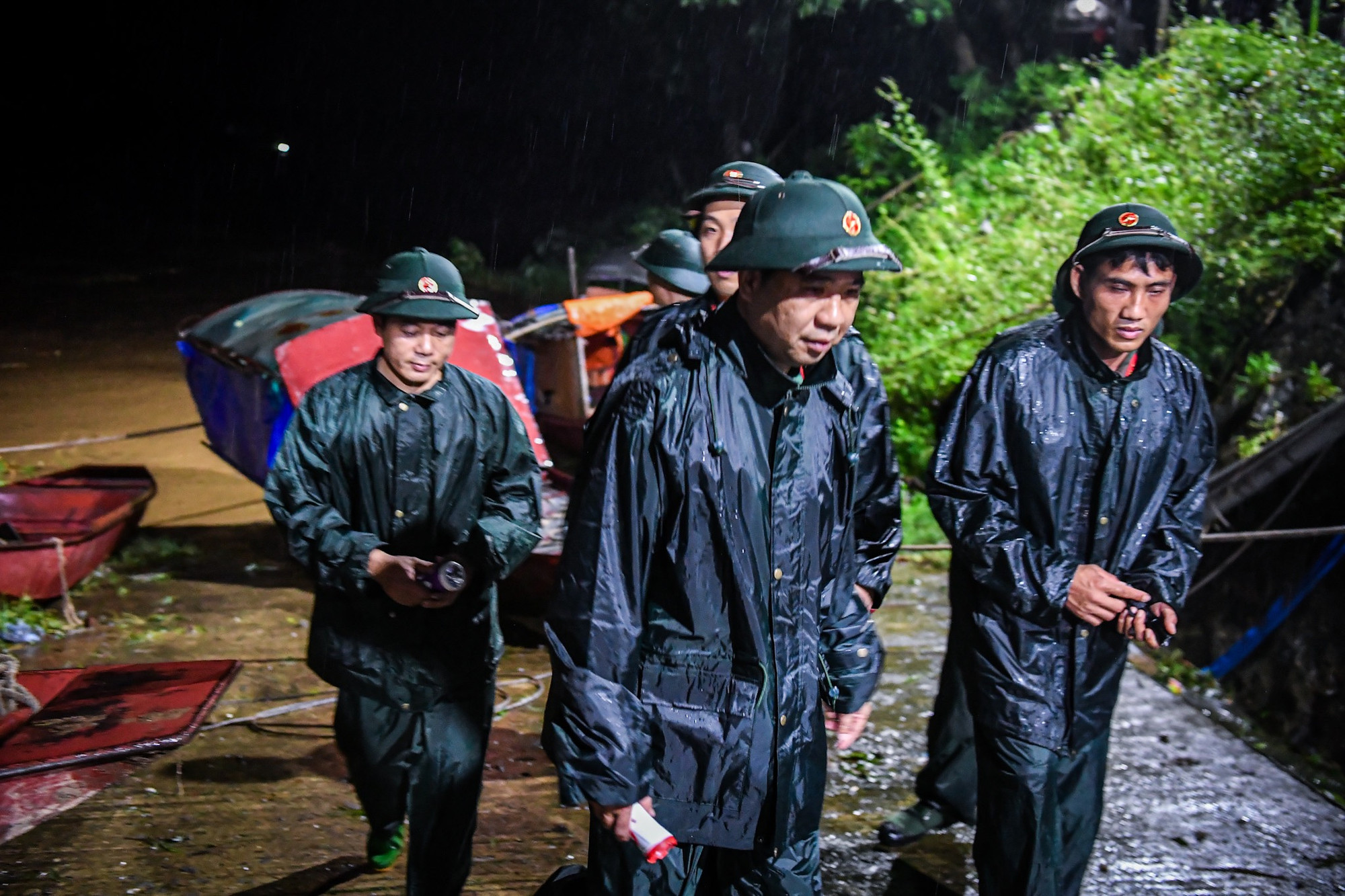 Đêm muộn ngày 9, rạng sáng 10/9, dưới cơn mưa tầm tã tại huyện Tam Nông, hàng trăm cán bộ, chiến sĩ vẫn thức trắng để khảo sát lên phương án bắc cầu phao dân sinh tạm thay thế cho cầu Phong Châu bị sập trước đó.