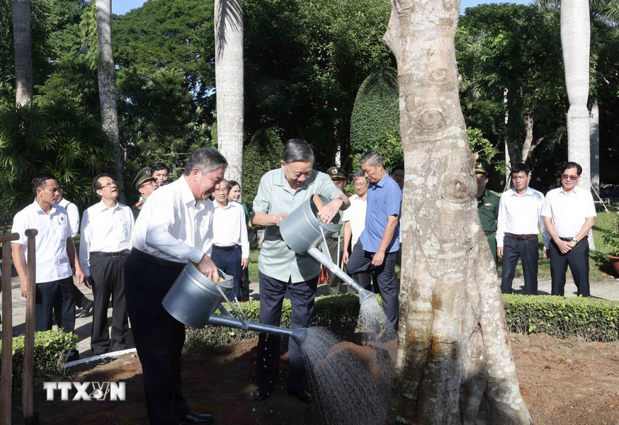 Chủ tịch nước Tô Lâm trồng cây tại Đền thờ Chủ tịch Hồ Chí Minh. Chủ tịch nước Tô Lâm trồng cây tại Đền thờ Chủ tịch Hồ Chí Minh.