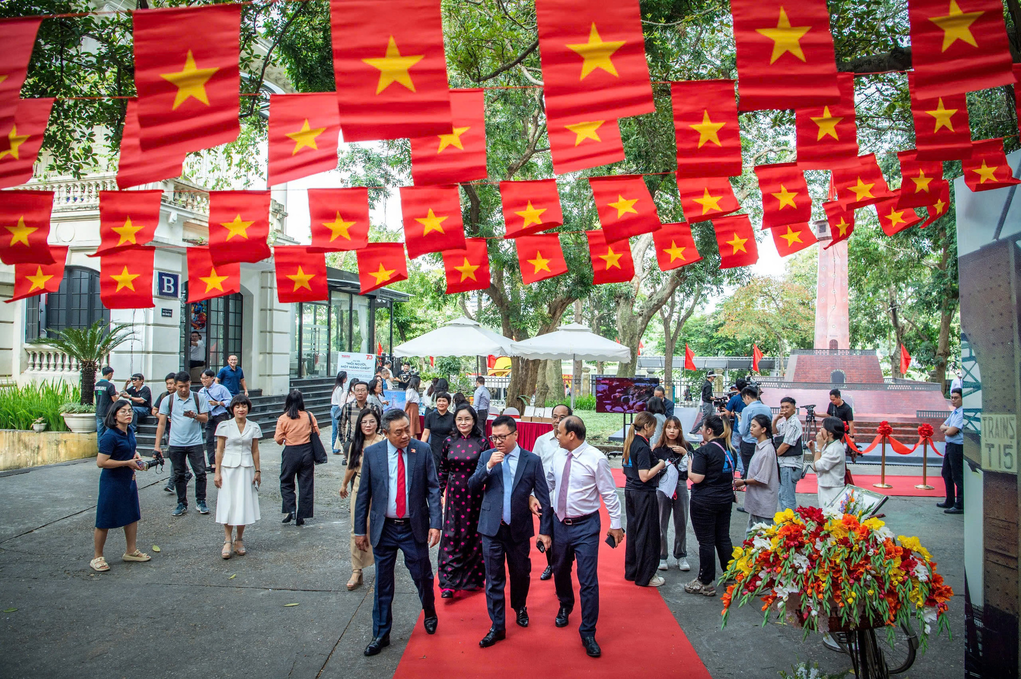 [Ảnh] Hàng nghìn người tham quan Triển lãm tương tác Cột cờ Hà Nội ảnh 22