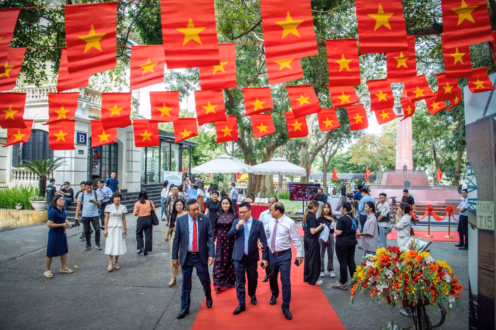 [Ảnh] Hàng nghìn người tham quan Triển lãm tương tác Cột cờ Hà Nội ảnh 22