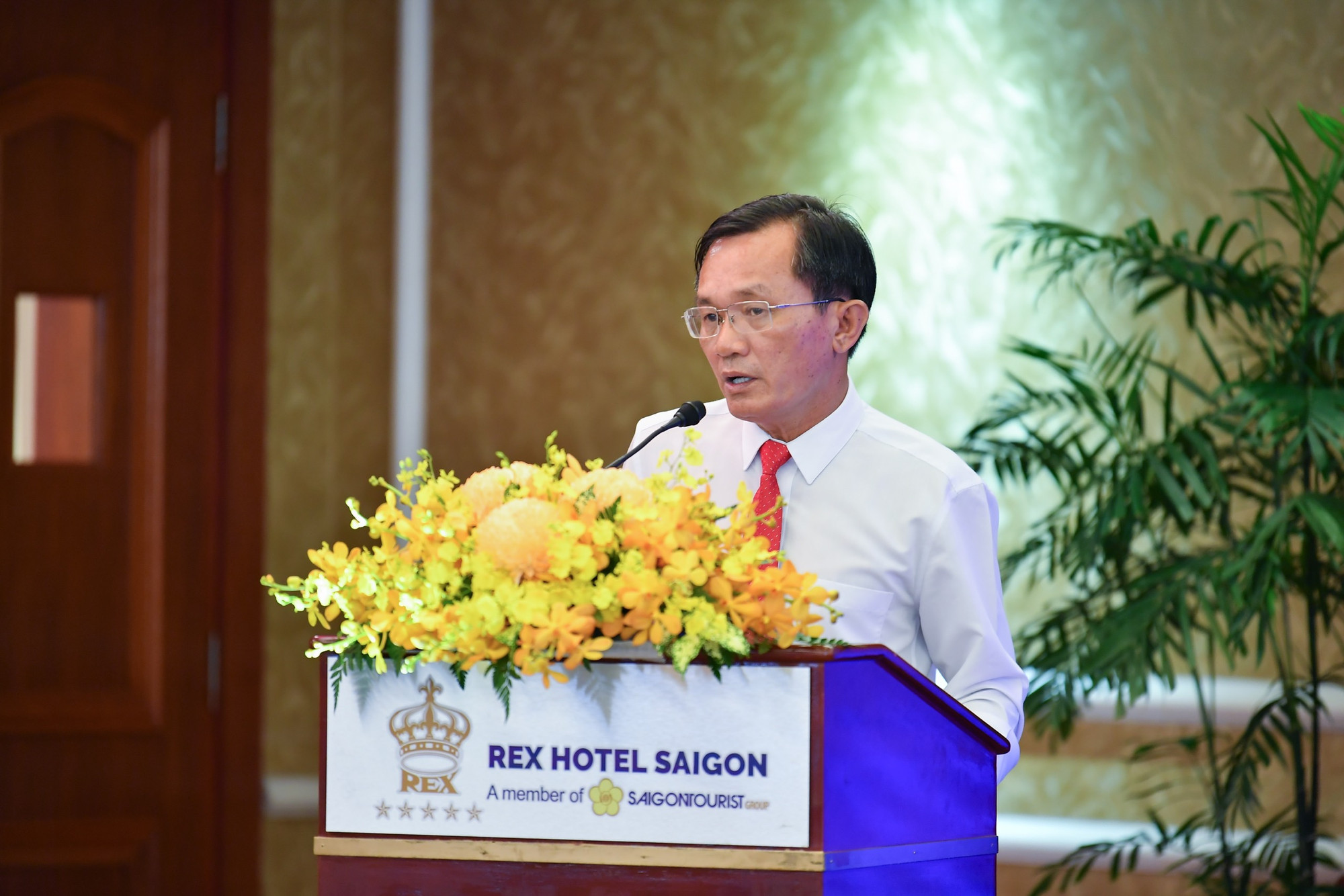 Nhà báo Nguyễn Đức Hiển phát biểu đề dẫn phiên tọa đàm.