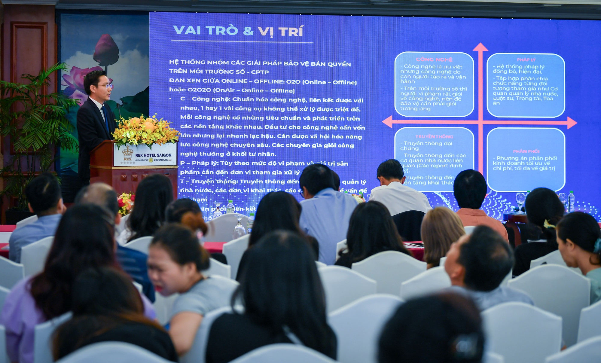 Diễn giả Hoàng Đình Chung, Hội Truyền thông số Việt Nam trình bày tham luận tại phiên làm việc.