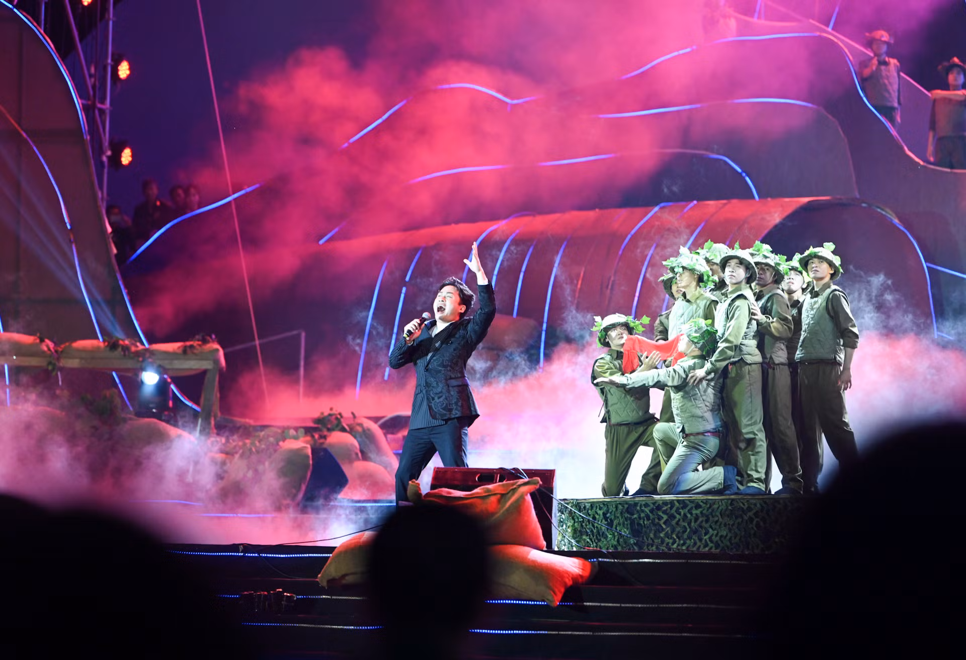 Chương trình nghệ thuật đặc biệt “Điện Biên Phủ - Mốc vàng lịch sử” tri ân những con người huyền thoại, những anh hùng liệt sĩ đã hy sinh, để qua đó thêm trân trọng giá trị của độc lập tự do hôm nay, đồng thời gửi đi thông điệp về khát vọng hòa bình cho nhân loại.