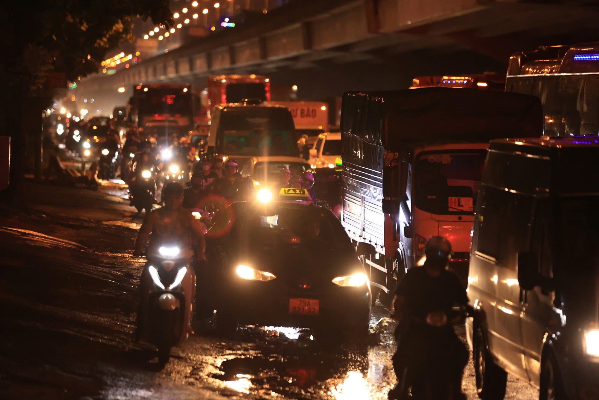 Nguyên nhân của tình trạng trên là do nhiều người dân e ngại rời Hà Nội vào giờ tan tầm buổi chiều. Do đó, họ quyết định đợi tới tối muộn mới di chuyển. Nguyên nhân của tình trạng trên là do nhiều người dân e ngại rời Hà Nội vào giờ tan tầm buổi chiều. Do đó, họ quyết định đợi tới tối muộn mới di chuyển.