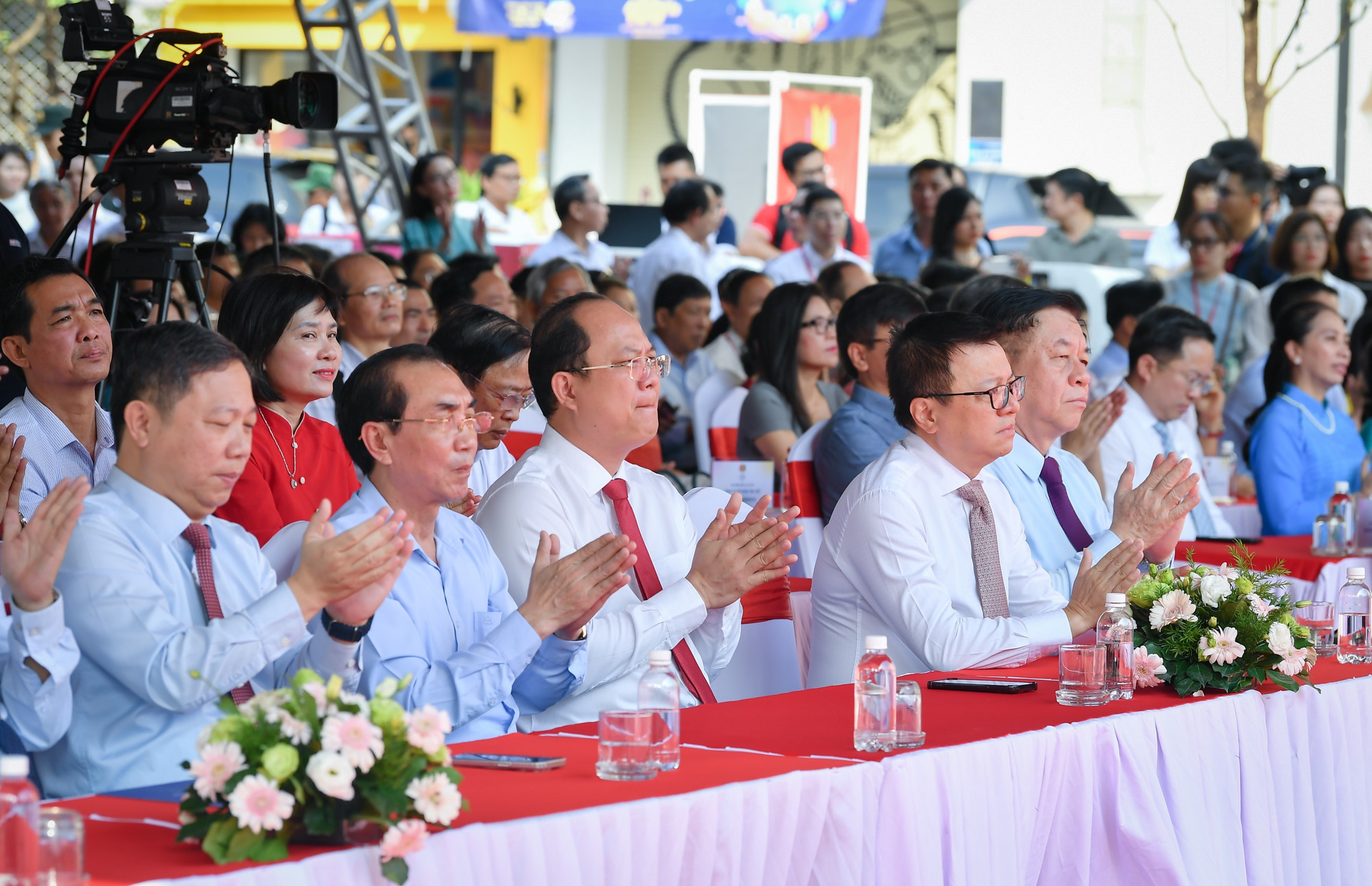 Các đại biểu tham dự lễ bế mạc.