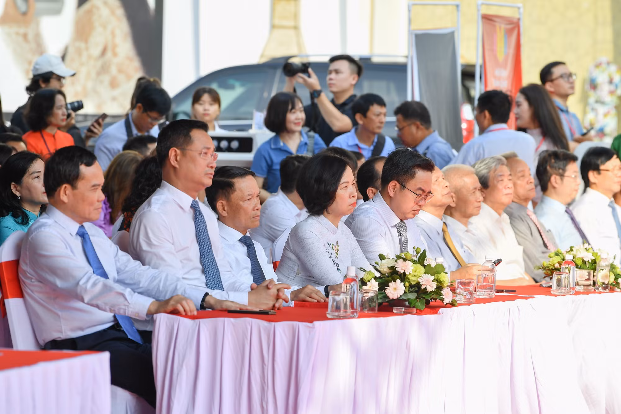 Đồng chí Trần Lưu Quang, Ủy viên Trung ương Đảng, Phó Thủ tướng Chính phủ cùng các đại diện lãnh đạo các bộ, ngành Trung ương và Thành phố Hồ Chí Minh, Hội Nhà báo Việt Nam, các cơ quan báo chí, Hội nhà báo các cấp tham dự lễ bế mạc.