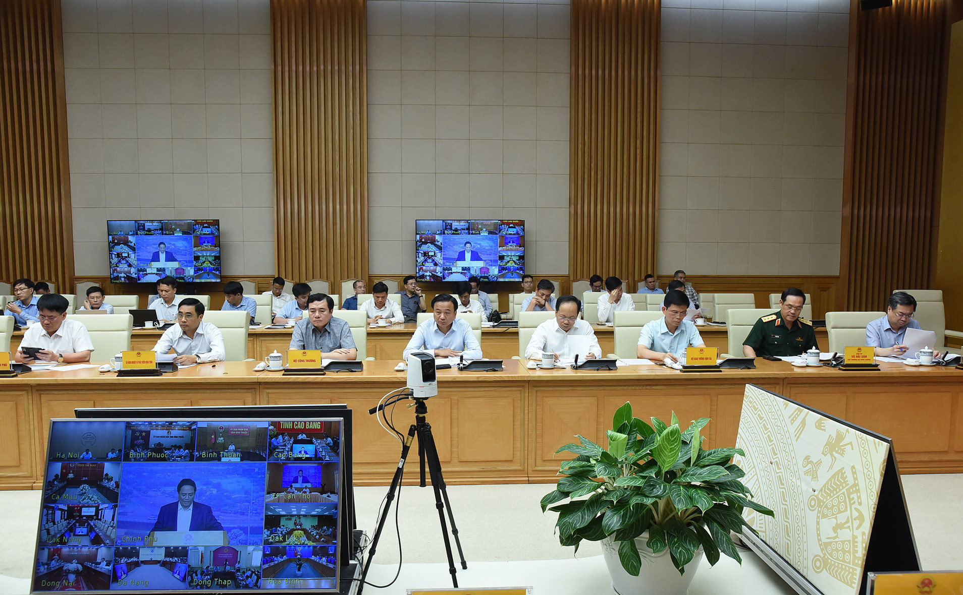 Đại diện lãnh đạo các bộ ban ngành tham dự phiên họp Đại diện lãnh đạo các bộ ban ngành tham dự phiên họp