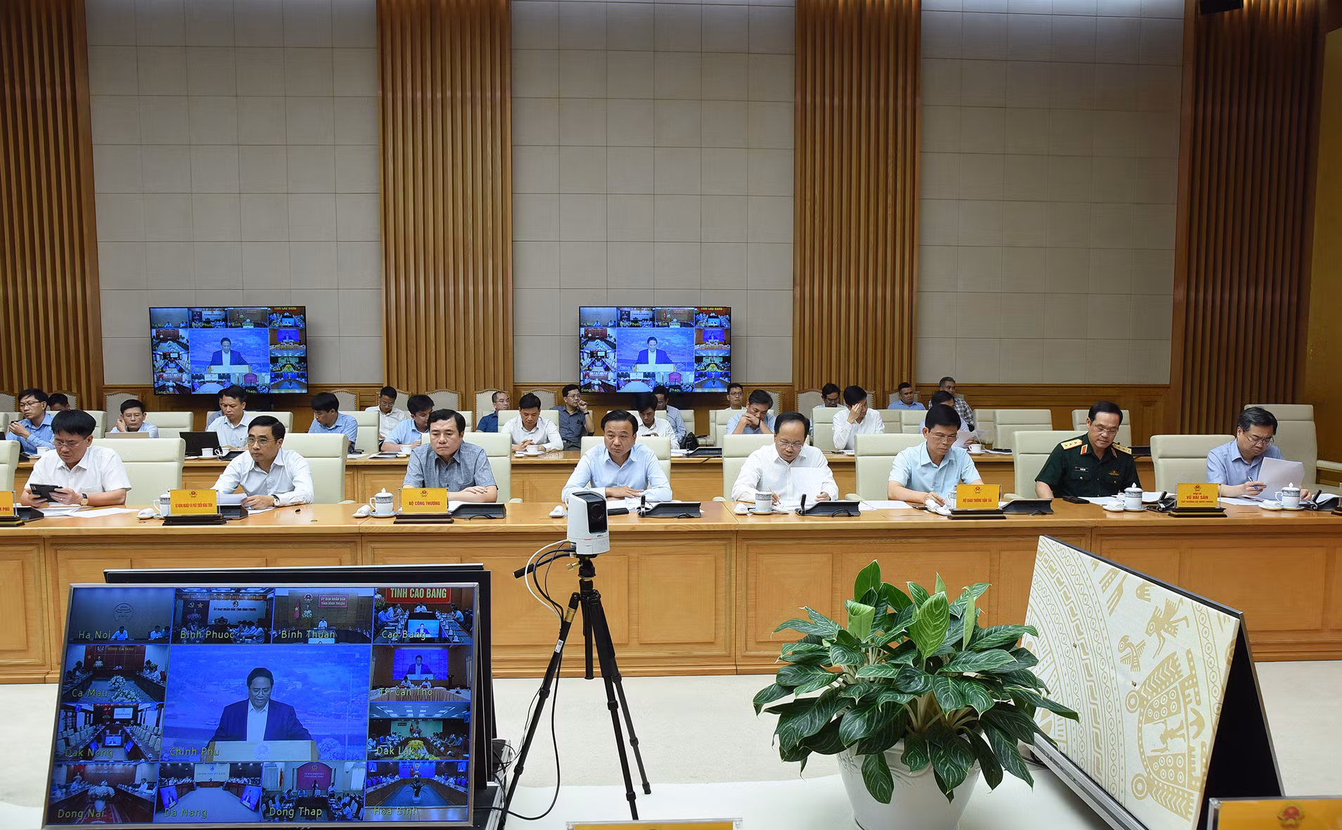 Đại diện lãnh đạo các bộ ban ngành tham dự phiên họp