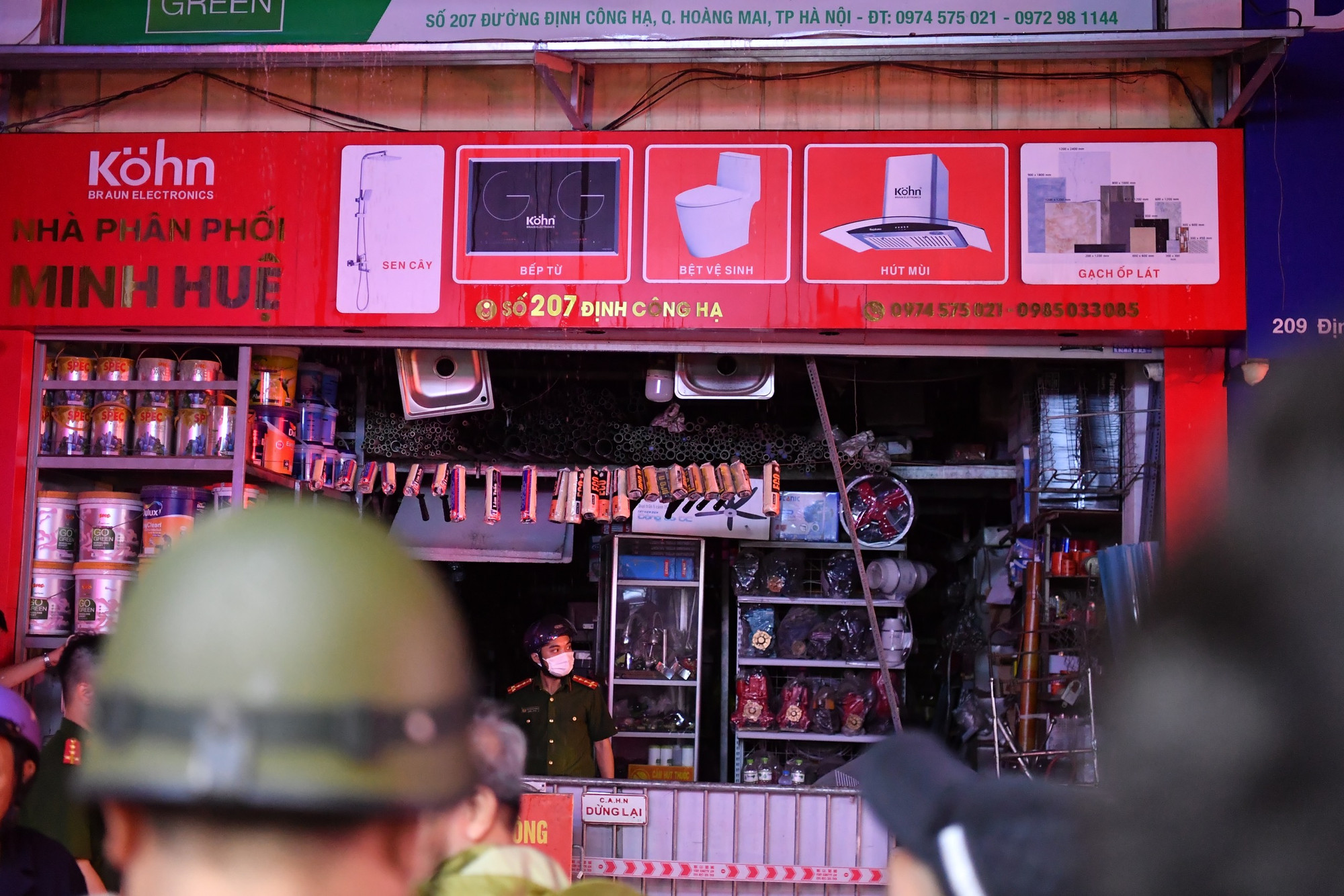 Khu vực tầng 1 lửa không bén xuống... Khu vực tầng 1 lửa không bén xuống...