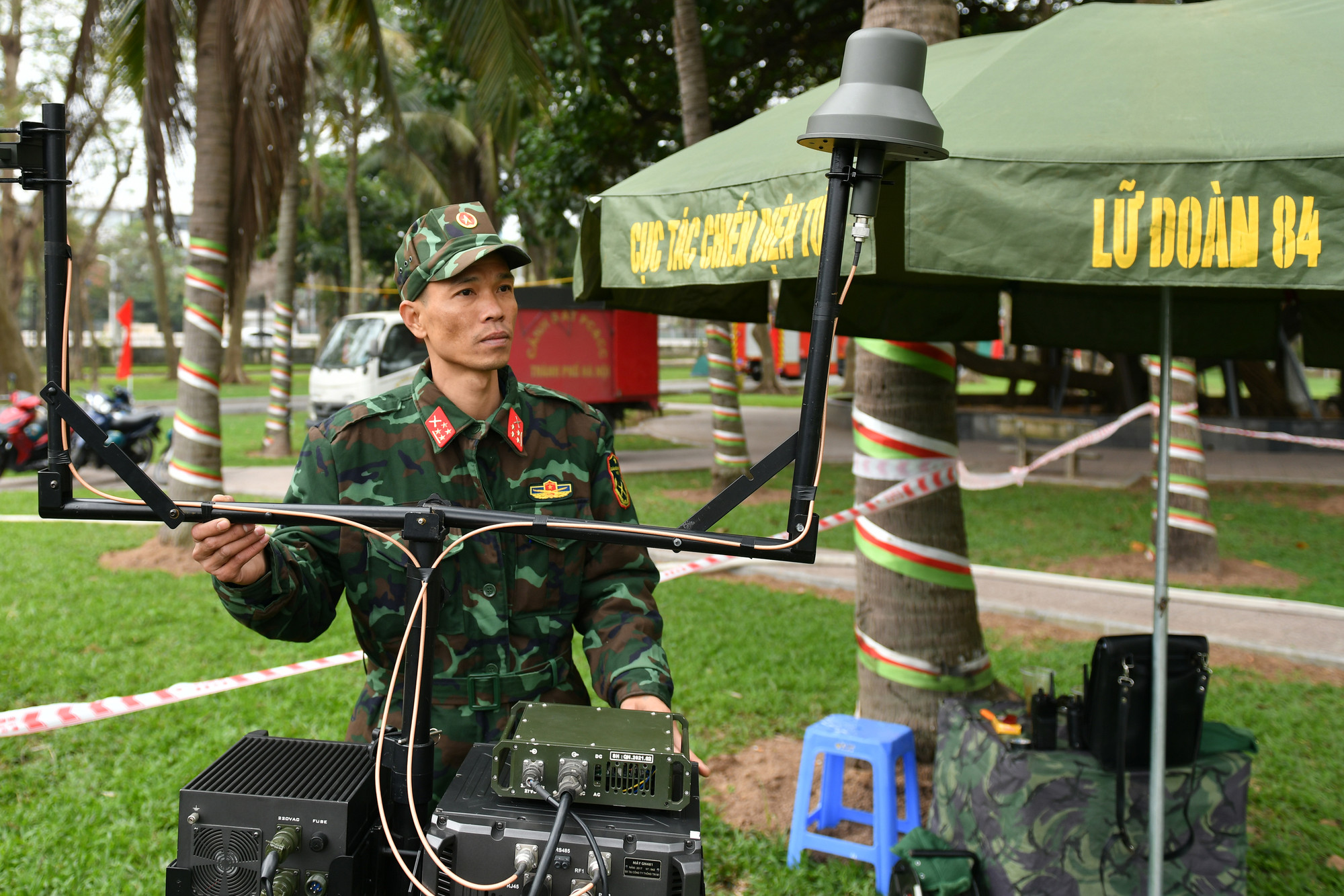 Các chiến sĩ của Cục tác chiến điện tử (Lữ đoàn 84) đem theo các thiết bị hỗ trợ cho buổi bắn pháo hoa đêm giao thừa.