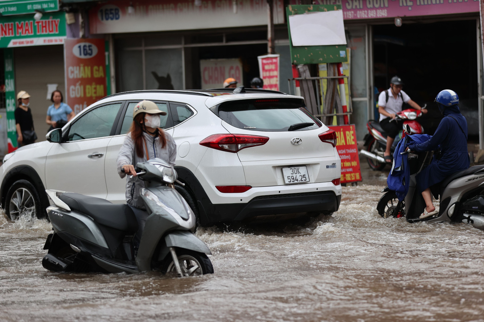 Người phụ nữ này phải dắt bộ do xe ngập nước.