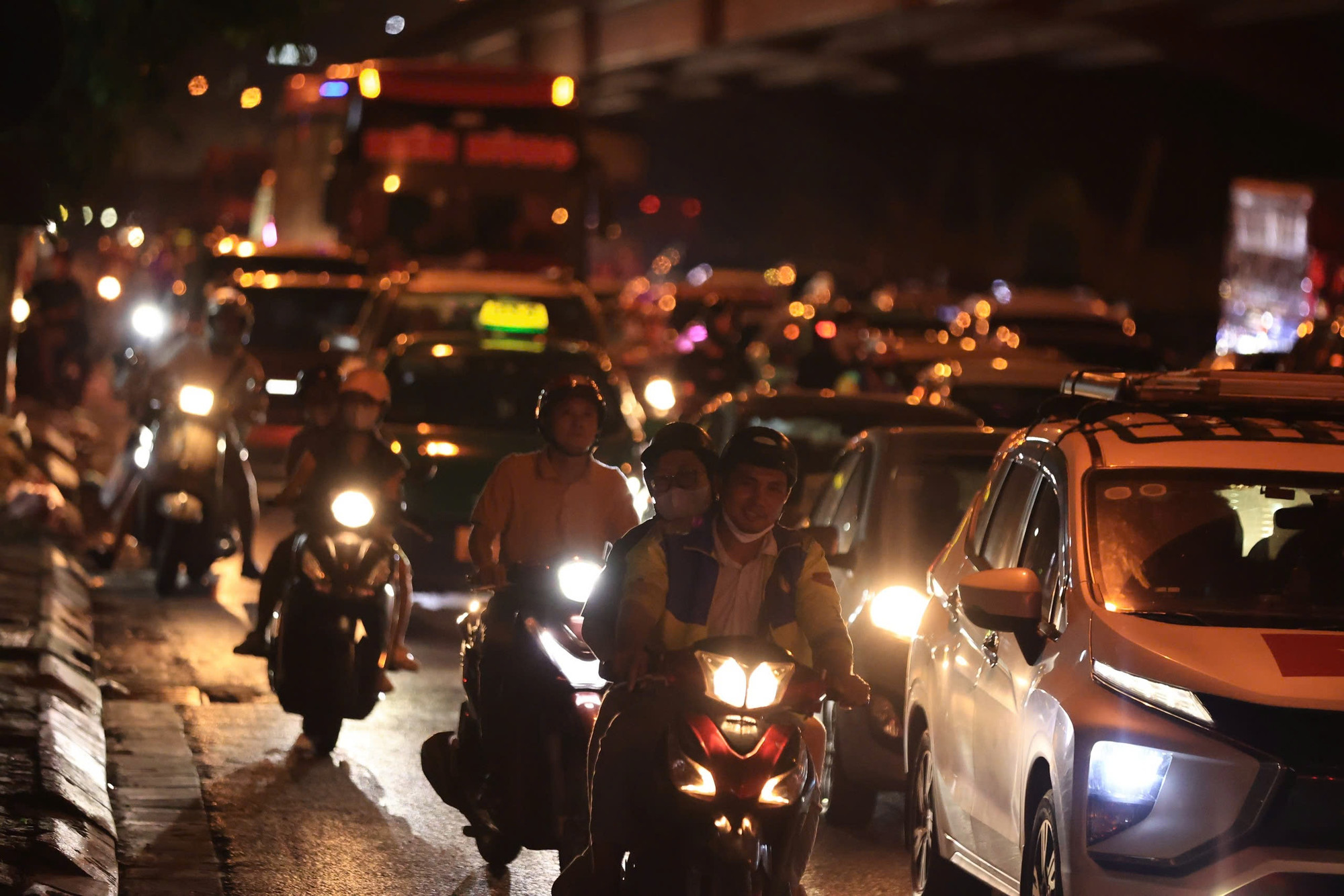 Dòng người và xe nườm nượp rời Thủ đô dù đêm đã về khuya... Dòng người và xe nườm nượp rời Thủ đô dù đêm đã về khuya...