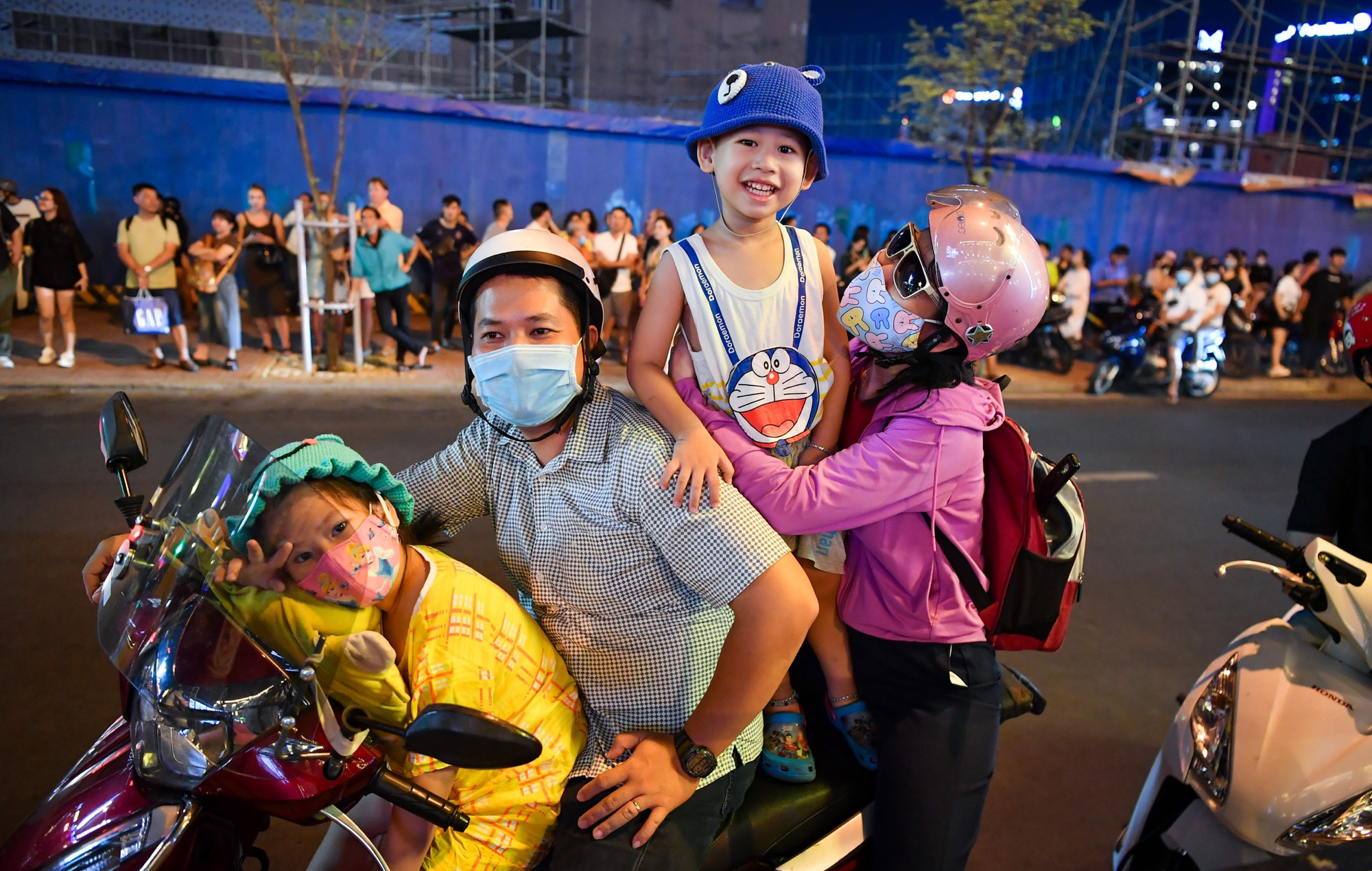 Rất đông người dừng lại ngay bên đường để "cháy cùng" đêm nhạc Rock. Rất đông người dừng lại ngay bên đường để "cháy cùng" đêm nhạc Rock.