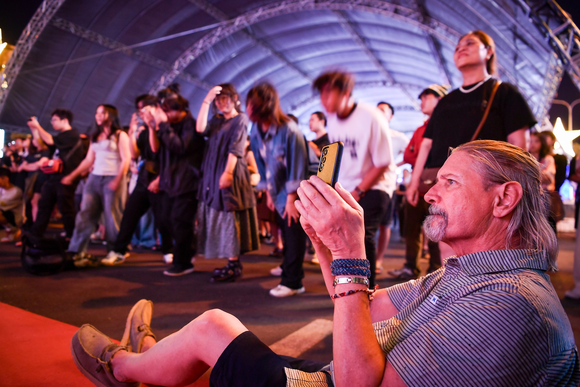 Ngay cả du khách nước ngoài cũng cảm thấy thú vị với những khoảnh khắc bùng nổ của các ca sĩ trên sân khấu. Ngay cả du khách nước ngoài cũng cảm thấy thú vị với những khoảnh khắc bùng nổ của các ca sĩ trên sân khấu.