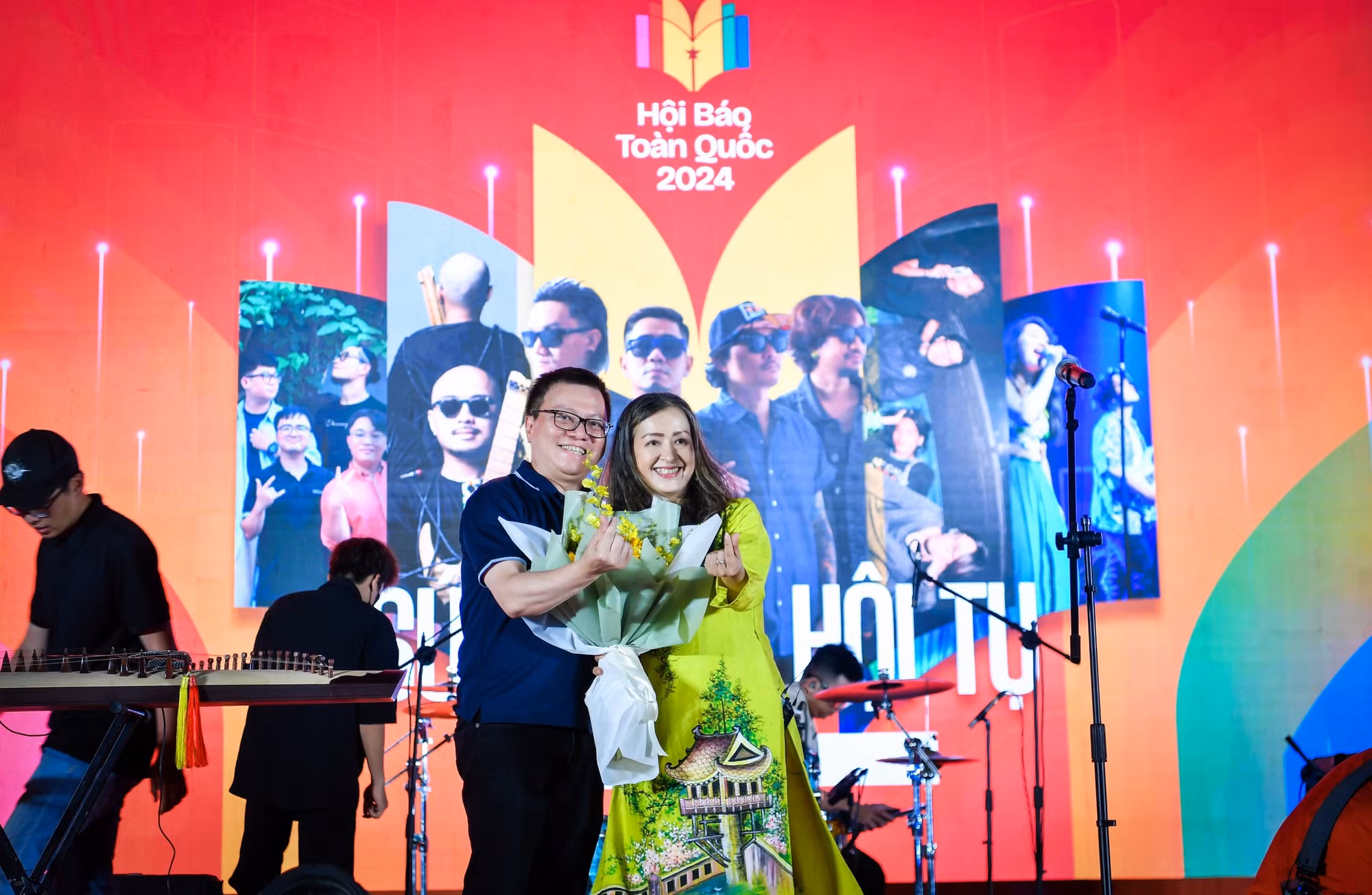 Nhà báo Lê Quốc Minh tặng hoa cho Nghệ sĩ Ưu tú Hải Phượng trước khi chị trình diễn.