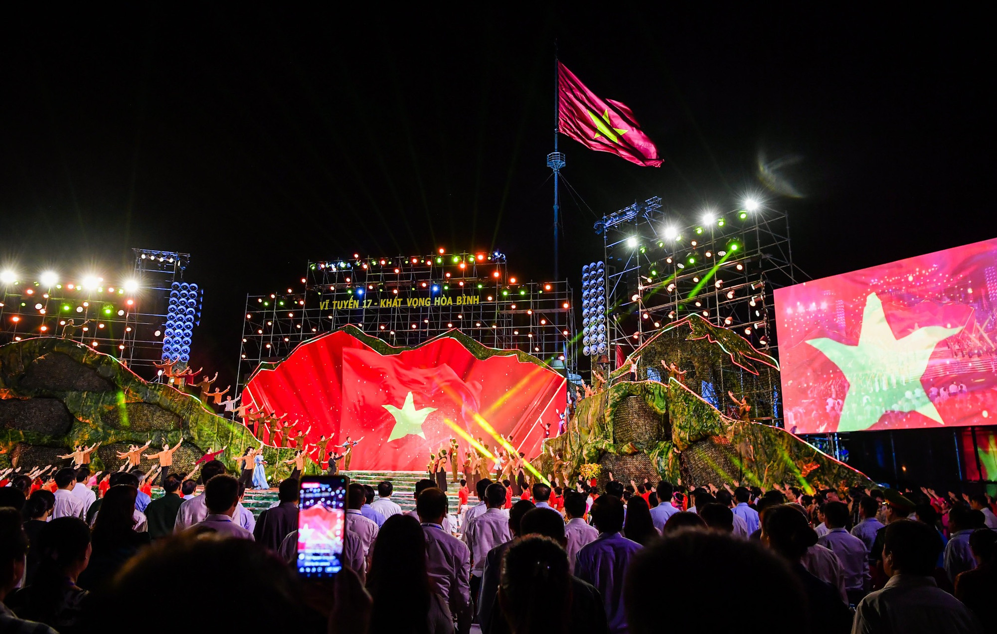 Hàng nghìn khán giả đã có mặt tại Kỳ đài bắc Khu Di tích Đôi bờ Hiền Lương-Bến Hải, huyện Vĩnh Linh để tham dự chương trình nghệ thuật chính luận đặc biệt.
