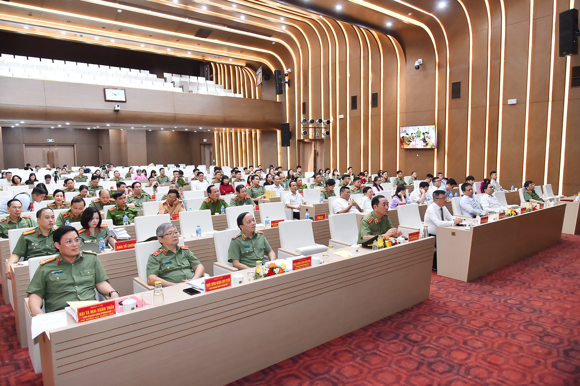 Các đại biểu tham dự buổi lễ. (Ảnh: THỦY NGUYÊN)