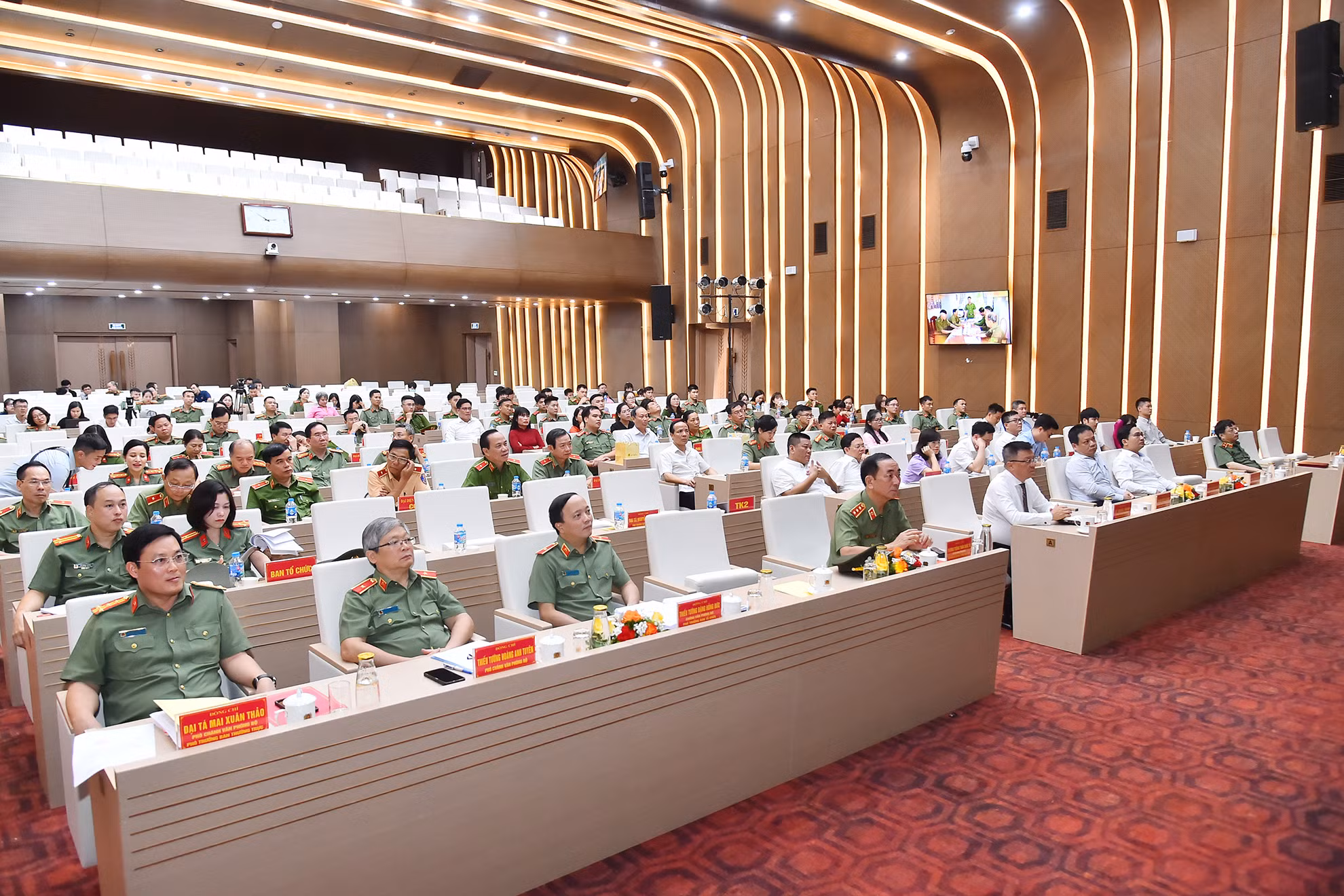 Các đại biểu tham dự buổi lễ. (Ảnh: THỦY NGUYÊN)