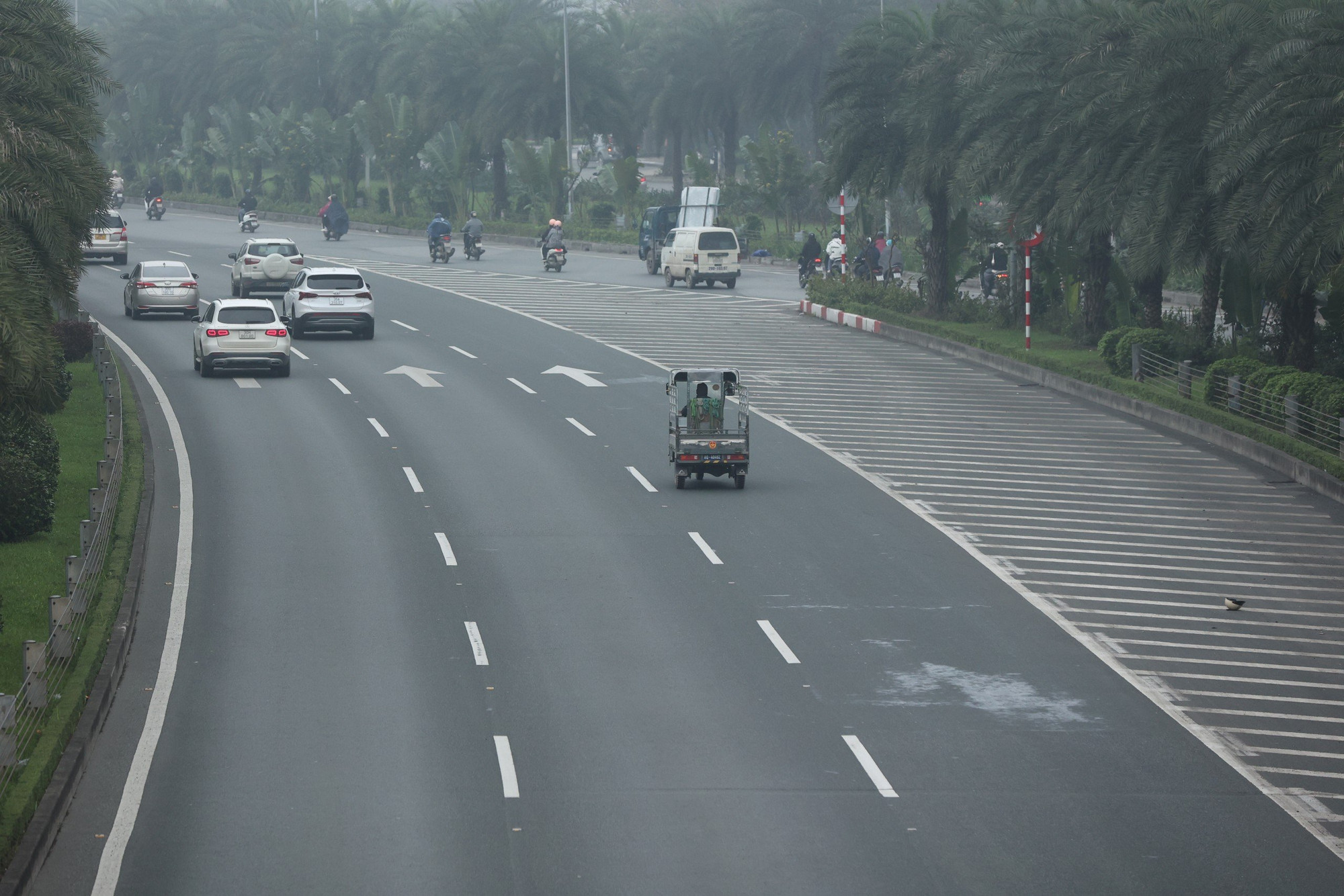 [Ảnh] Hàng loạt xe máy ngang nhiên đi vào Đại lộ Thăng Long ảnh 1