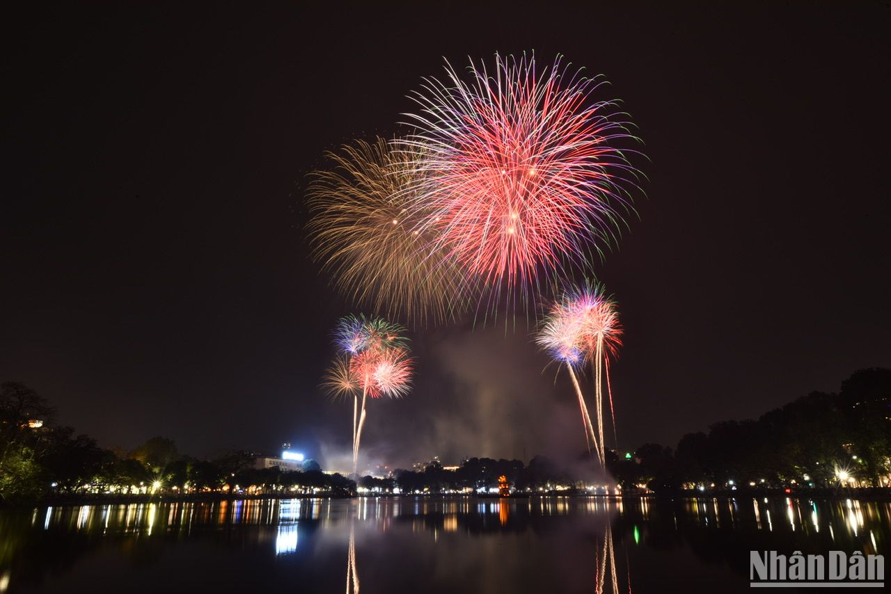 Pháo hoa bung nở trên bầu trời đêm Hà Nội. Ảnh: Thành Đạt