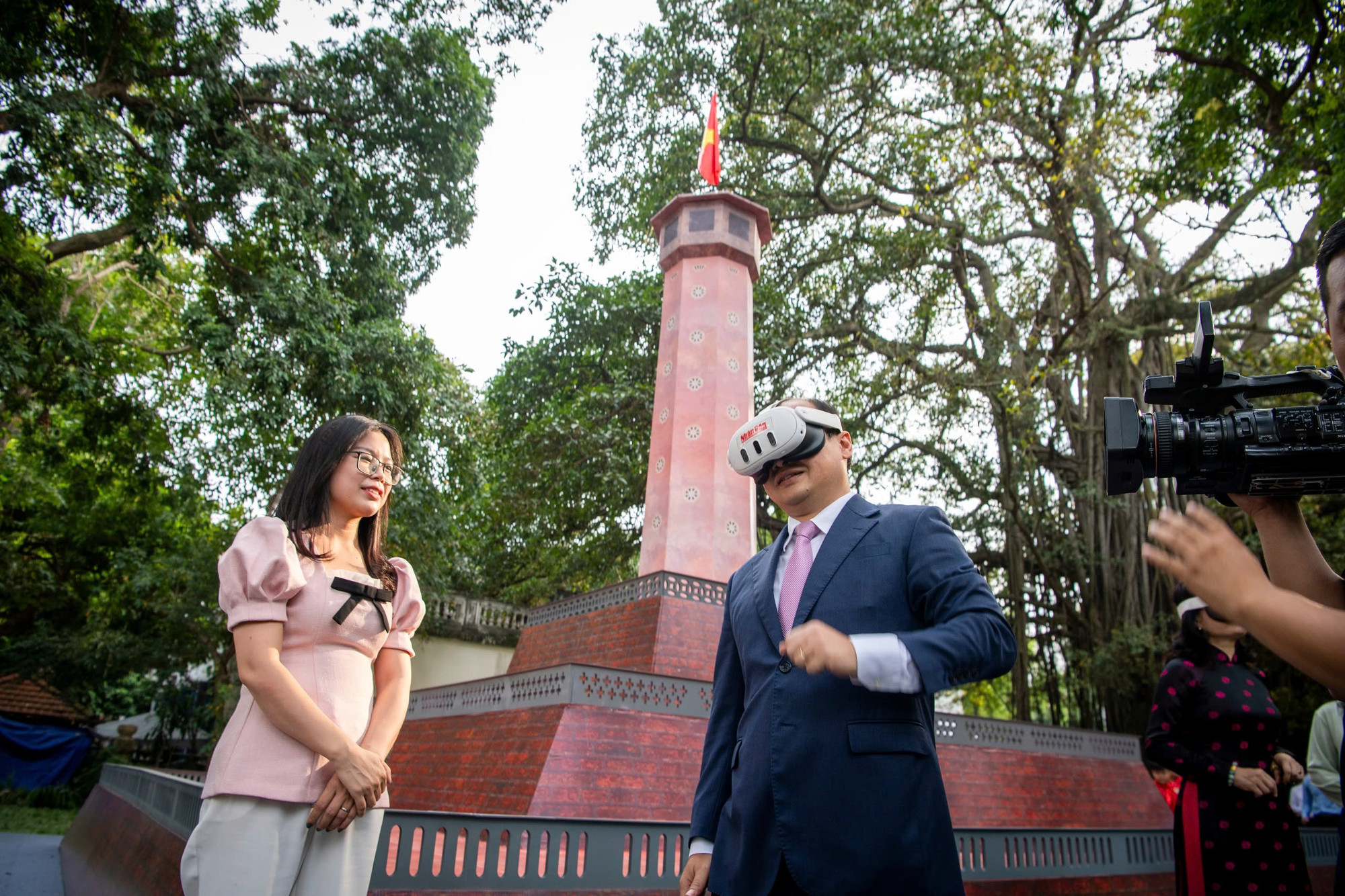 Các đại biểu trải nghiệm Triển lãm tương tác Cột cờ Hà Nội.