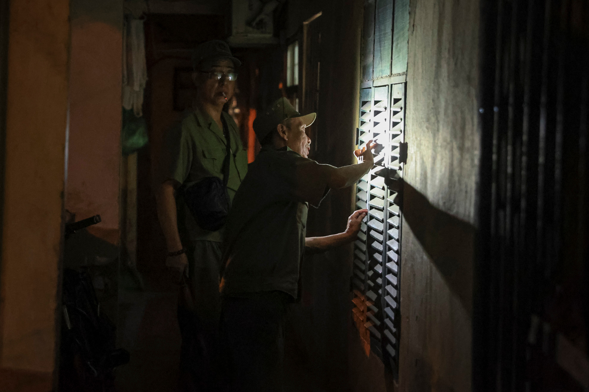 Ngay trong đêm 6/9, lực lượng chức năng phường Tân Mai đã tiến hành tạm thời niêm phong các căn hộ tại khu chung cư cũ. Ngay trong đêm 6/9, lực lượng chức năng phường Tân Mai đã tiến hành tạm thời niêm phong các căn hộ tại khu chung cư cũ.