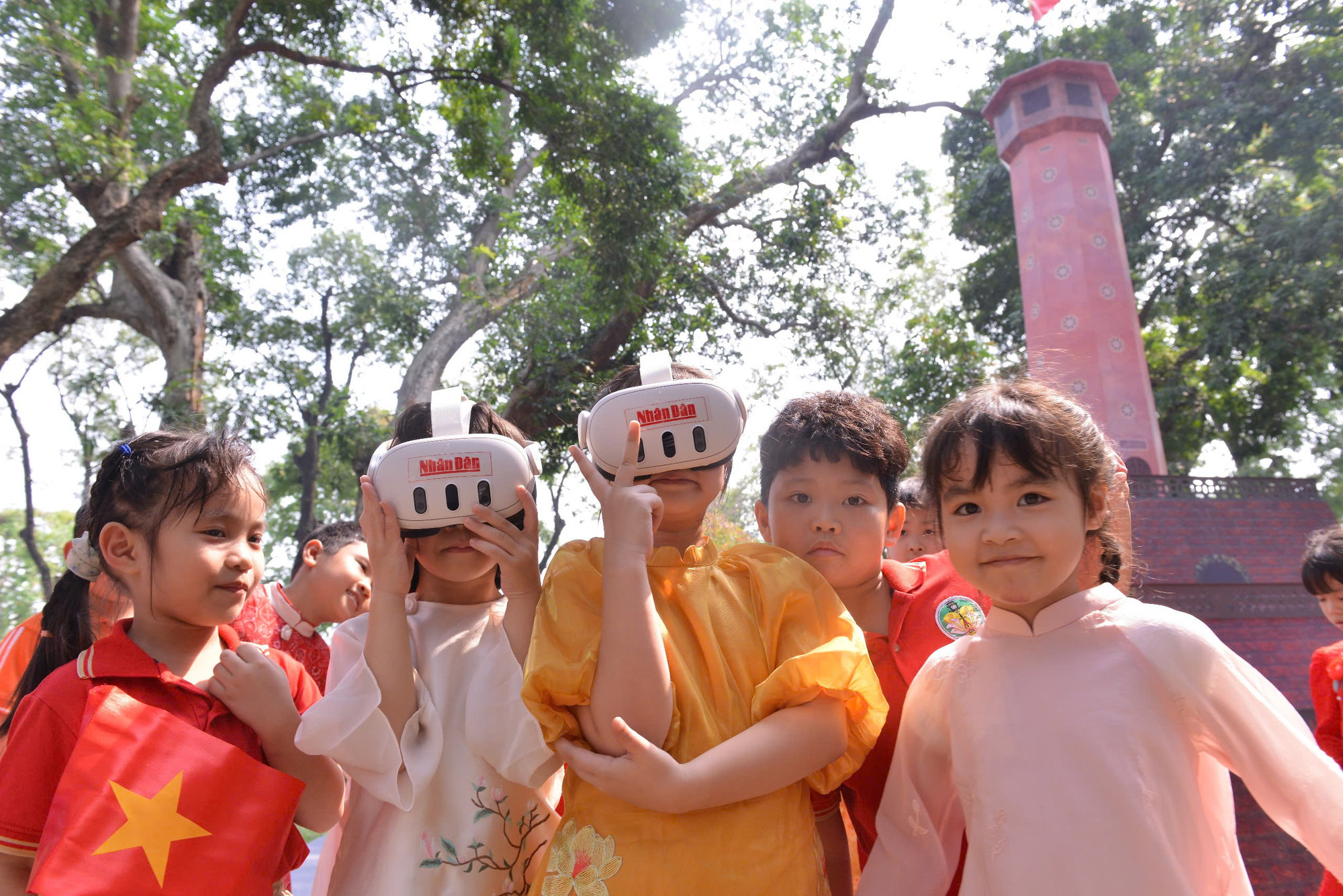 [Ảnh] Hàng nghìn người tham quan Triển lãm tương tác Cột cờ Hà Nội ảnh 7