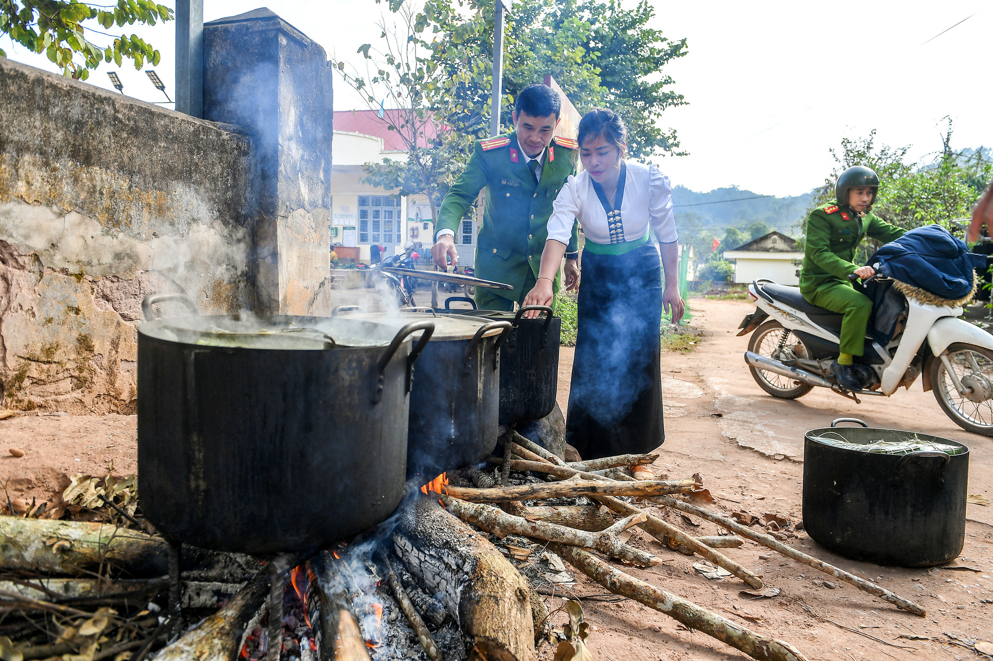 Những bếp lửa trên bản xa đã được Đảng ủy, chính quyền và nhân dân huyện Nậm Pồ nhóm lên nhằm sẻ chia Tết ấm vào đồng bào nghèo vùng biên viễn.