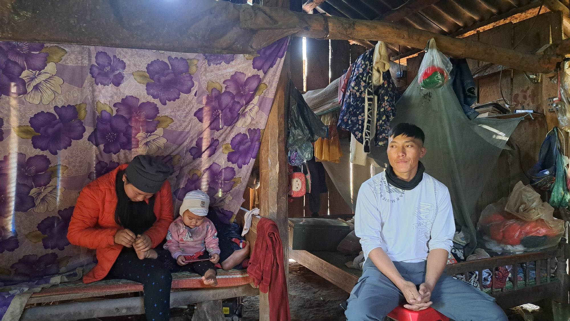 Từng tin và đi theo tà đạo "Bà cô Dợ", anh Vừ A Vó rất hối hận vì đã làm tổn thương tình cảm gia đình, cha con với bố Vừ A Vư, gây mất an ninh trật tự bản làng. Nay vợ chồng Vó đã từ bỏ hẳn tà đạo để chuyên tâm đi làm công nhân xây dựng kinh tế gia đình. Tết này gia đình 5 thành viên nhà Vừ A Vó sẽ đón Tết trong căn nhà mới do Ủy ban Mặt trận huyện Mường Chà hỗ trợ xây dựng.