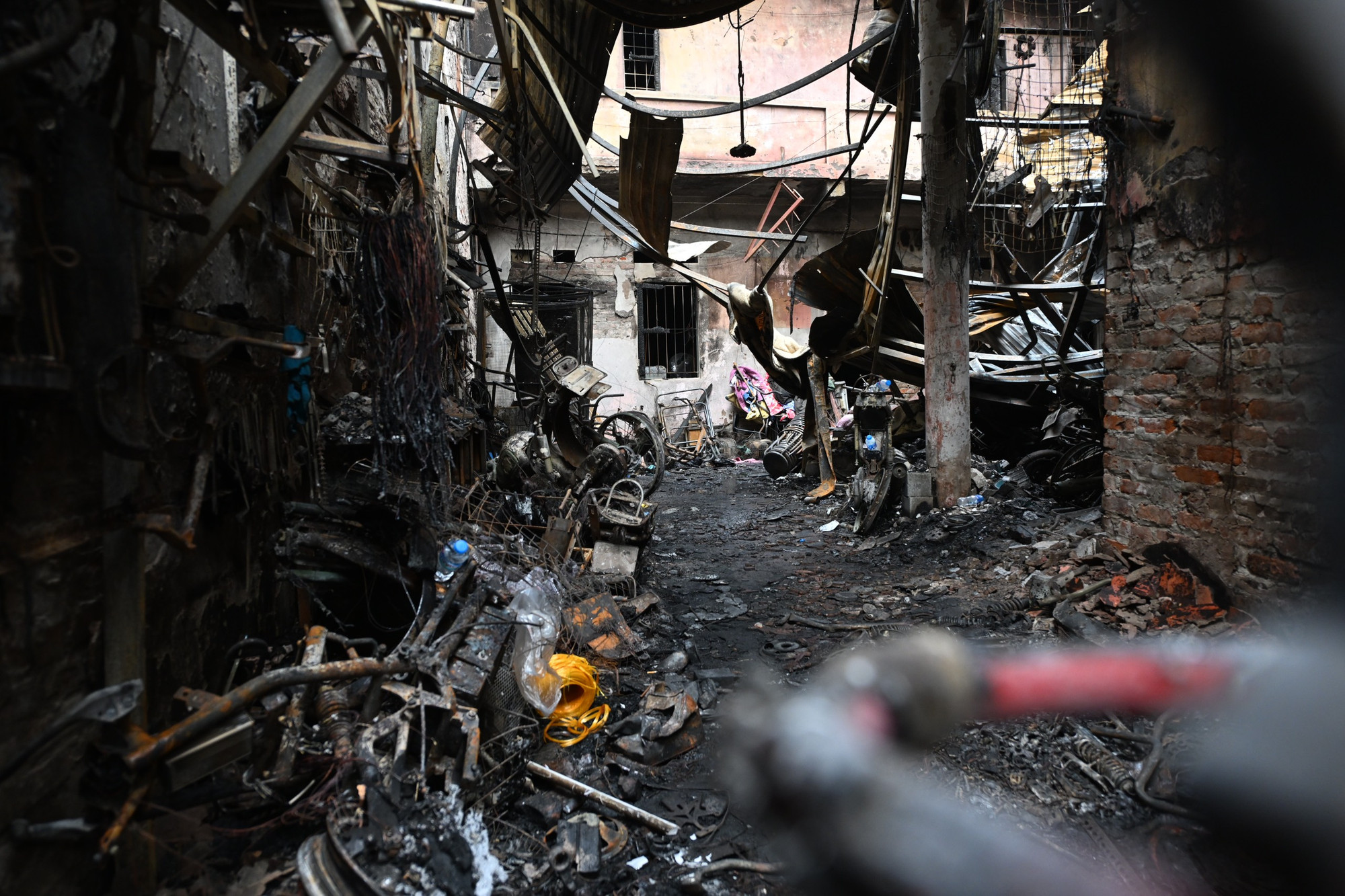 Bên trong hiện trường vụ cháy.