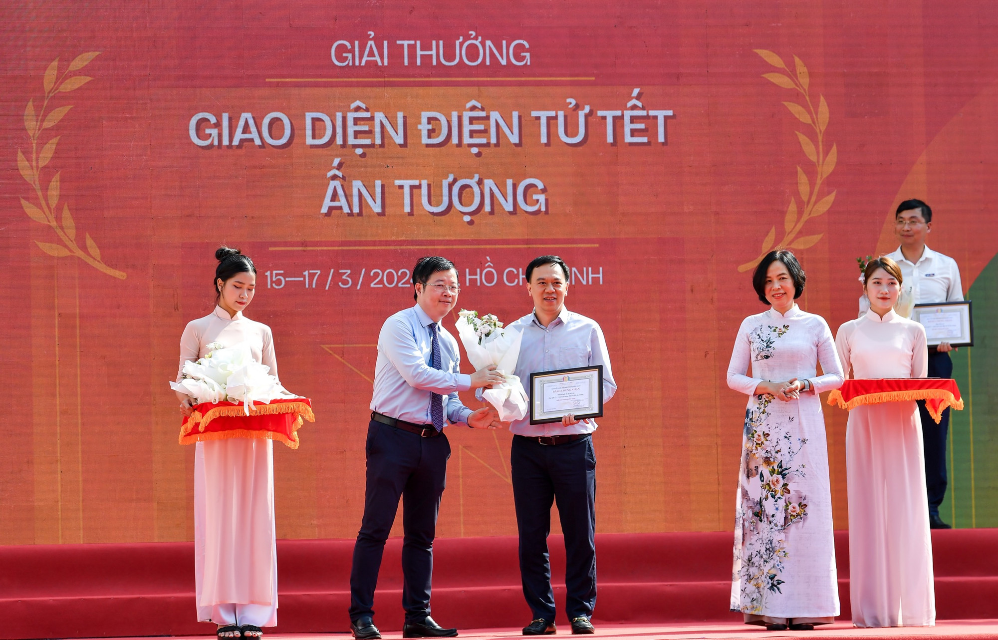 Trao giải thưởng Giao diện điện tử Tết ấn tượng cho đại diện các cơ quan báo chí.