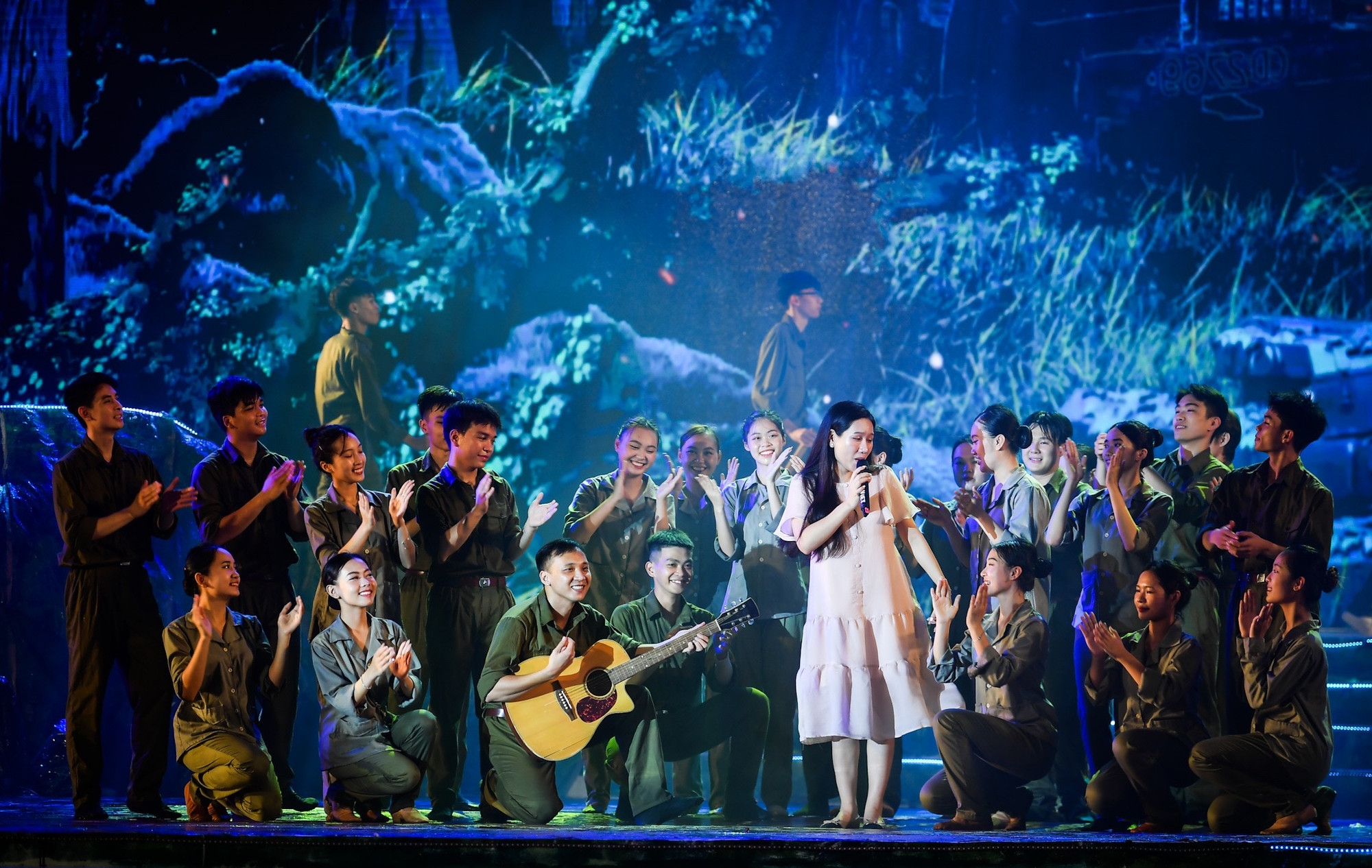 Vào 20 giờ phút tối 16/8, chương trình sẽ chính thức diễn ra tại Kỳ đài Bờ Bắc - Khu Di tích Đôi bờ Hiền Lương-Bến Hải, huyện Vĩnh Linh, tỉnh Quảng Trị, được truyền hình trực tiếp trên kênh VTV8 và kênh ANTV, quy mô dự kiến khoảng 1.000 khán giả, khách mời.