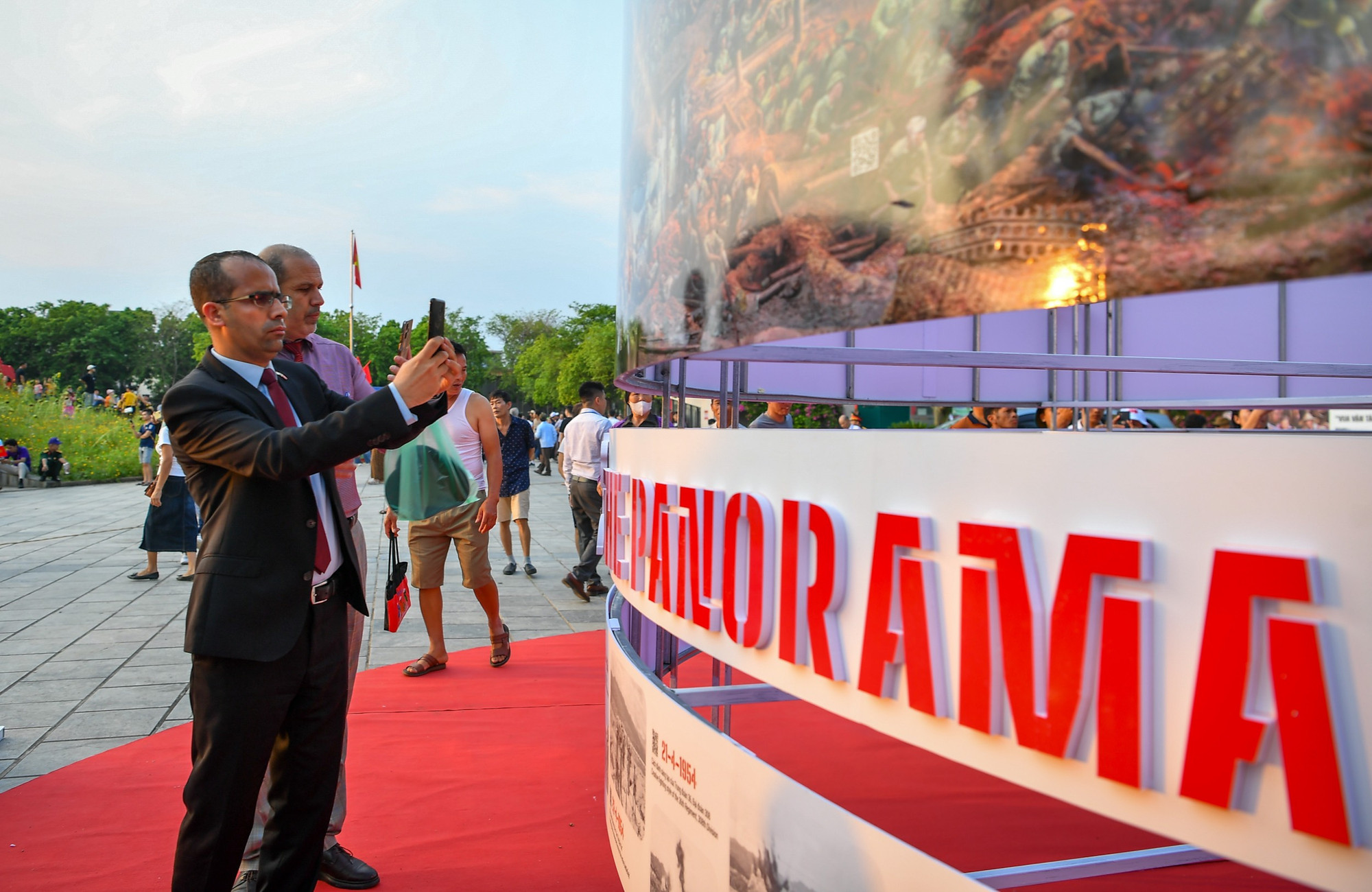 Những du khách nước ngoài trải nghiệm tương tác trên bức tranh panorama tại Triển lãm.