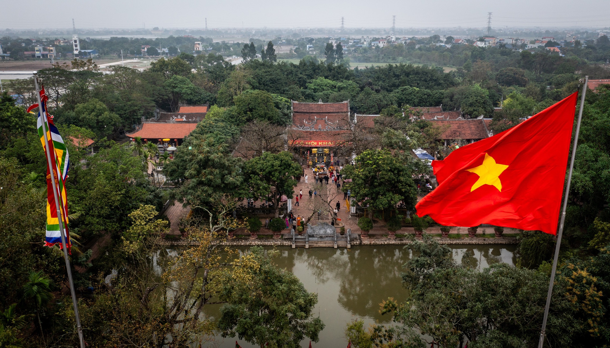Lễ hội khai ấn đền Trần (thành phố Nam Định) tổ chức từ ngày 11 đến 16 tháng Giêng, là một trong những lễ hội lớn dịp đầu xuân của cả nước.