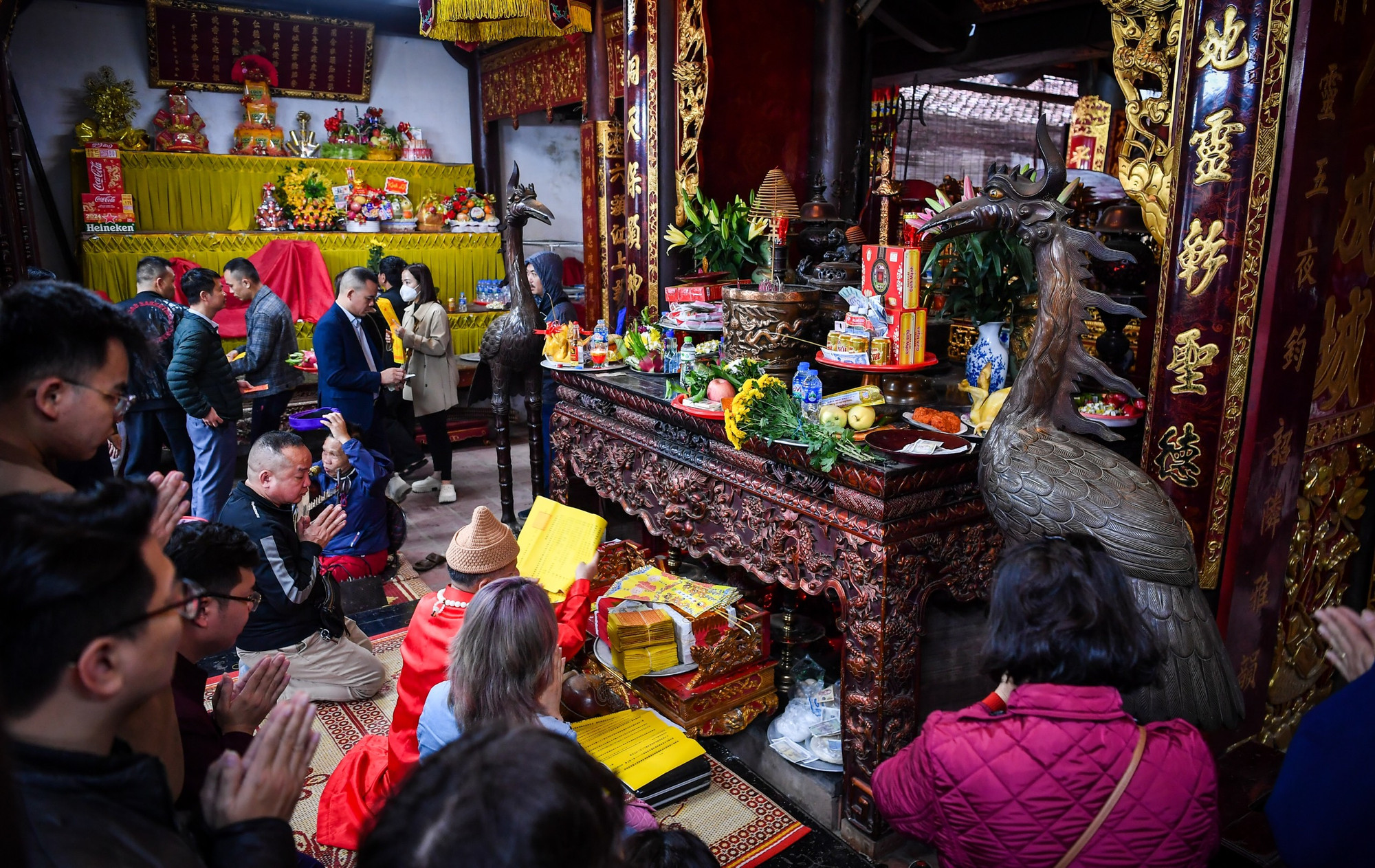 Bên trong các đền, khách thập phương cũng đã có mặt để dâng lễ, cầu bình an.