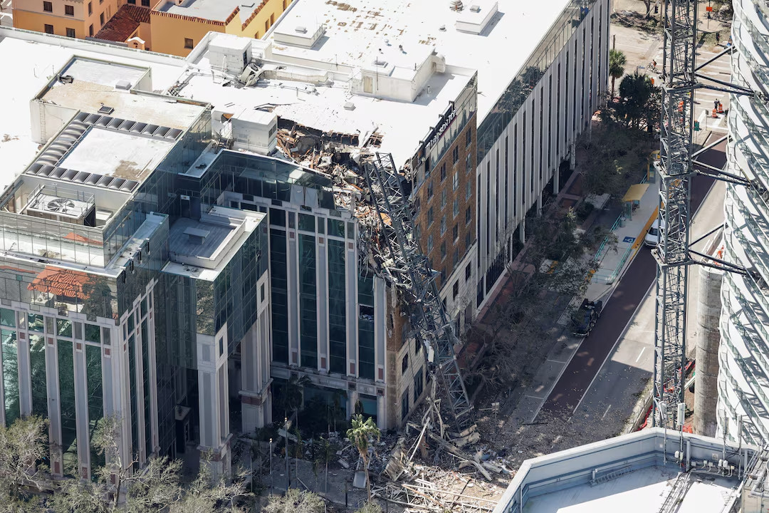 Bão Milton cũng gây hư hại nhiều công trình, khiến hàng triệu người sống trong cảnh không có điện.