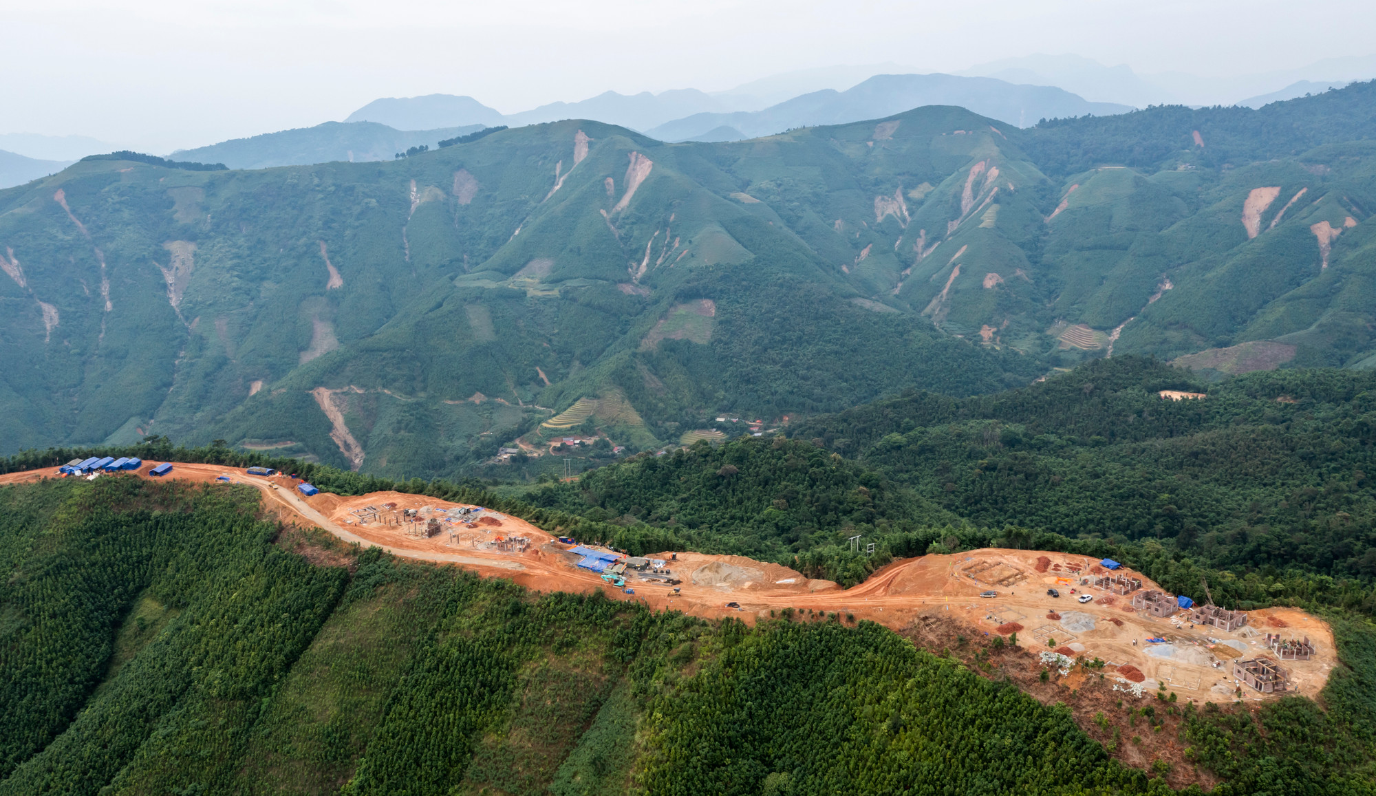 Trong quá trình làm việc, dù gặp nhiều khó khăn, nhưng tất cả đều xác định quyết tâm cao, cố gắng thực hiện 3 ca để sớm hoàn thành dự án trước ngày 31/12/2024”, Phó Chủ tịch Ủy ban nhân dân huyện Bắc Hà thông tin.