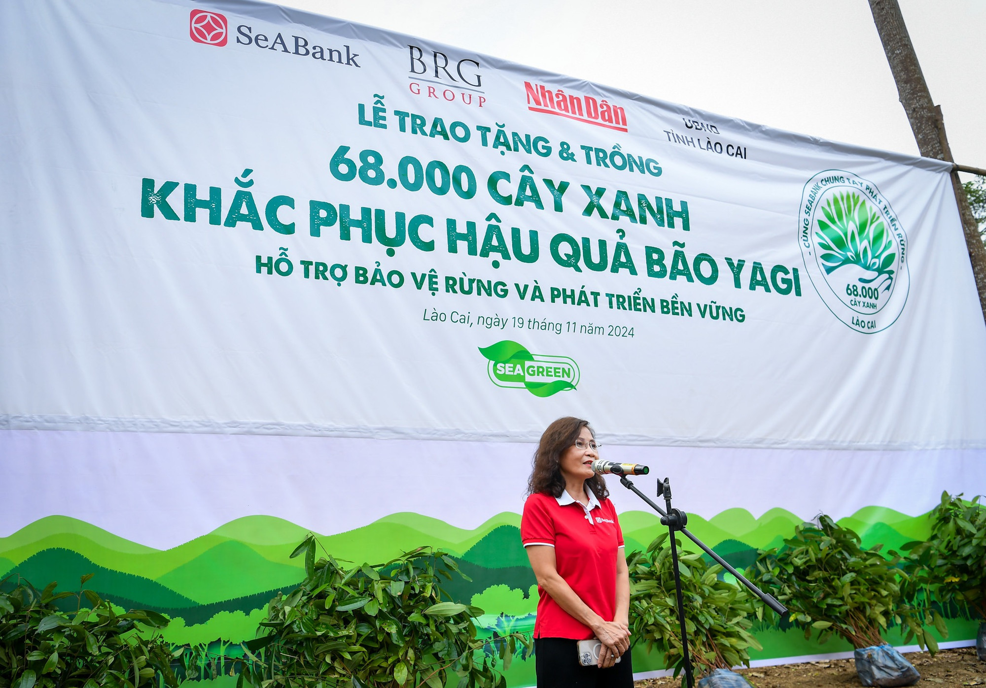 Đại diện Ngân hàng TMCP Đông Nam Á SeABank bày tỏ niềm vinh dự khi đồng hành cùng Báo Nhân Dân trong chương trình ý nghĩa tại Lào Cai; đồng thời cam kết tiếp tục đồng hành cùng người dân thôn Làng Nủ nói riêng, đồng bào các dân tộc Lào Cai nói chung để khắc phục hậu quả thiên tai.