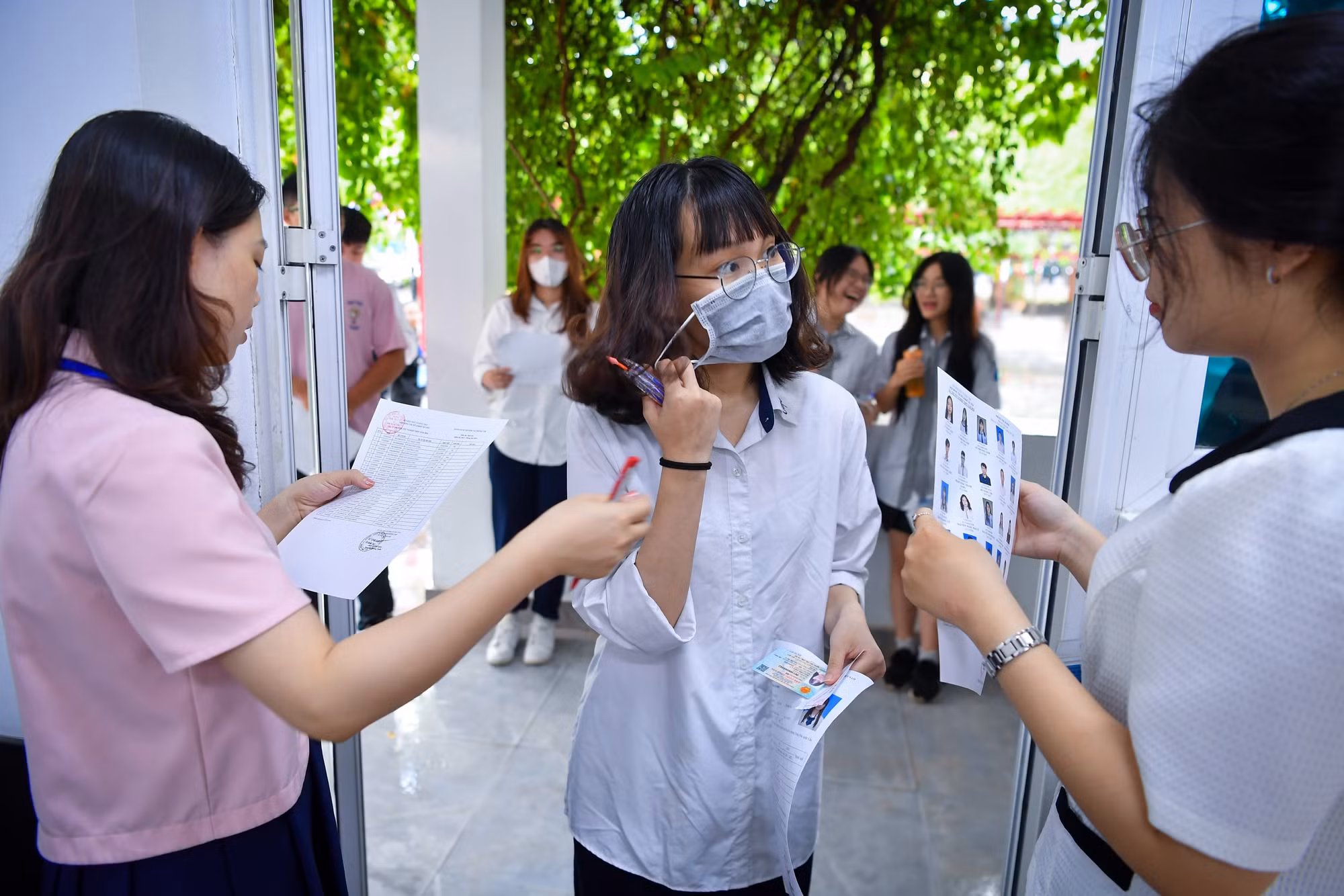 Các thí sinh làm thủ tục vào phòng thi. Các thí sinh làm thủ tục vào phòng thi.