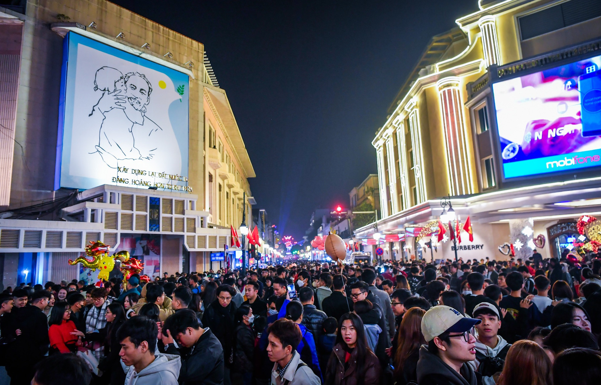 Khung cảnh tại ngã tư Tràng Tiền.